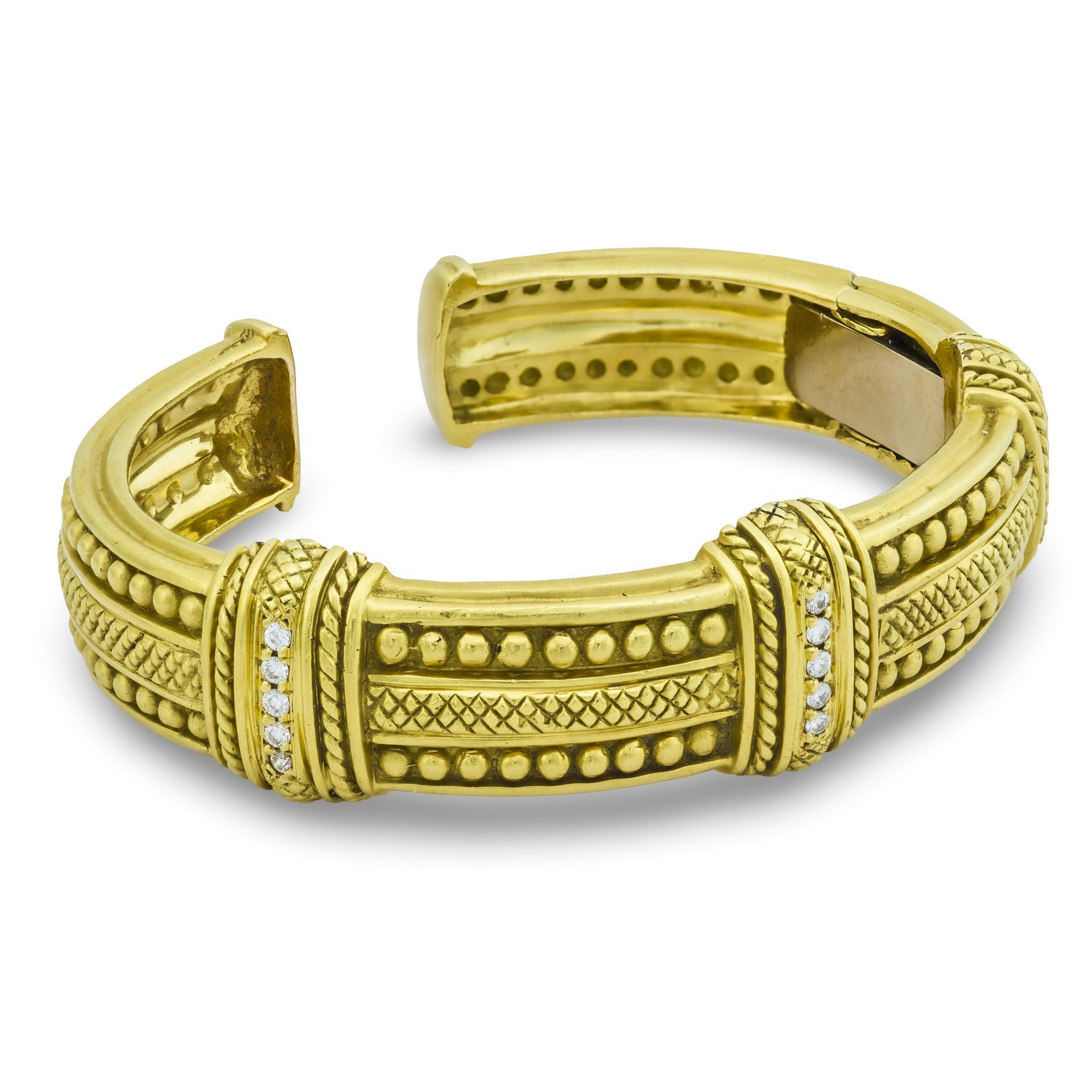 Dieser Armreif im Vintage-Stil aus den 1980er Jahren, der die unverwechselbare Raffinesse des Judith-Ripka-Designs ausstrahlt, verbindet luxuriöse Handwerkskunst mit zeitloser Eleganz. Fünfzehn brillante Diamanten funkeln entlang der reich