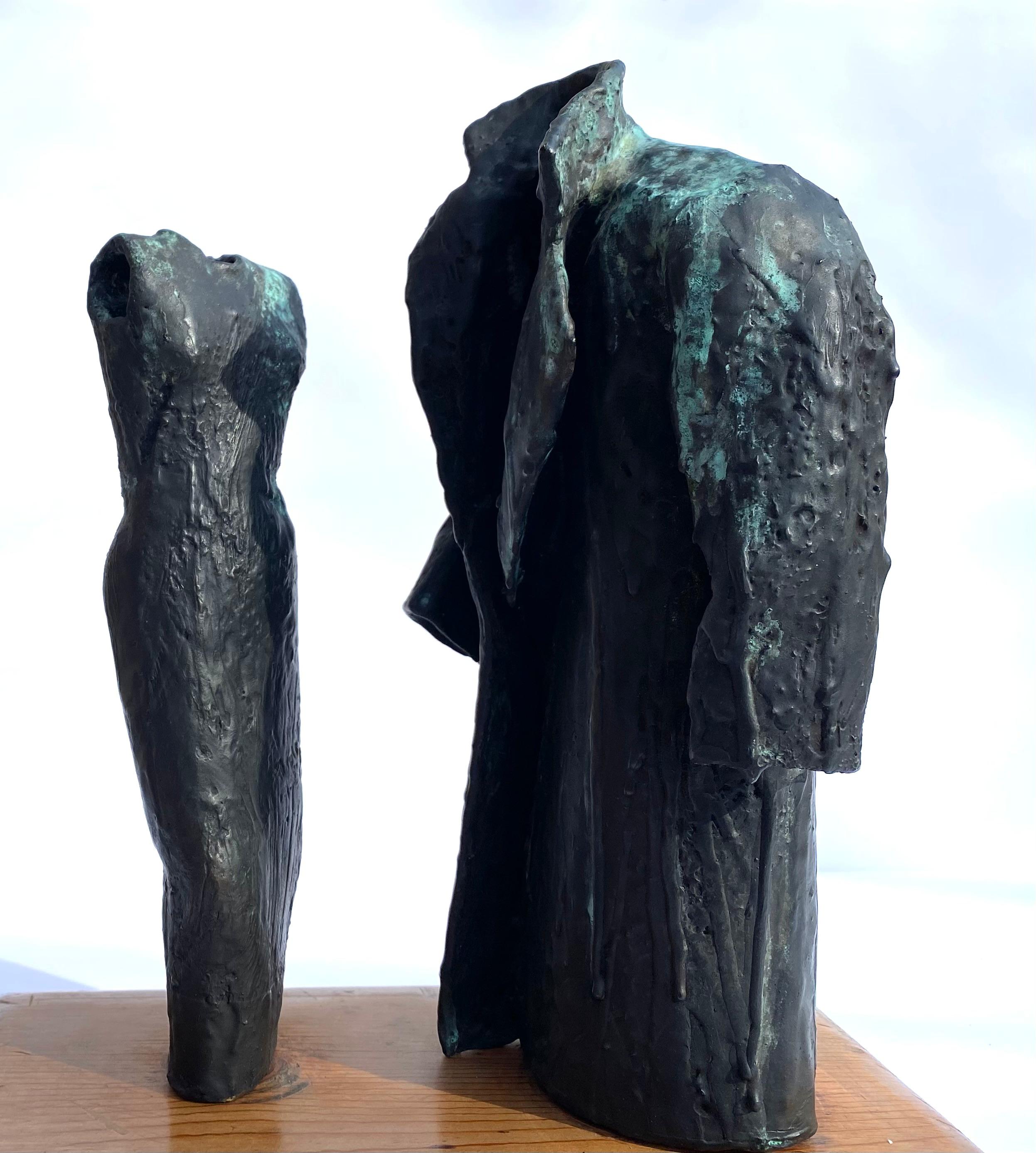 Original handgegossene Bronze-Doppelfigur eines männlichen und eines weiblichen Torsos in hohlem Gewand, die Adam und Eva im Garten Eden darstellen.  Die Bronzeskulptur wird der amerikanischen Bildhauerin Judith Shea zugeschrieben. Bei diesem Werk