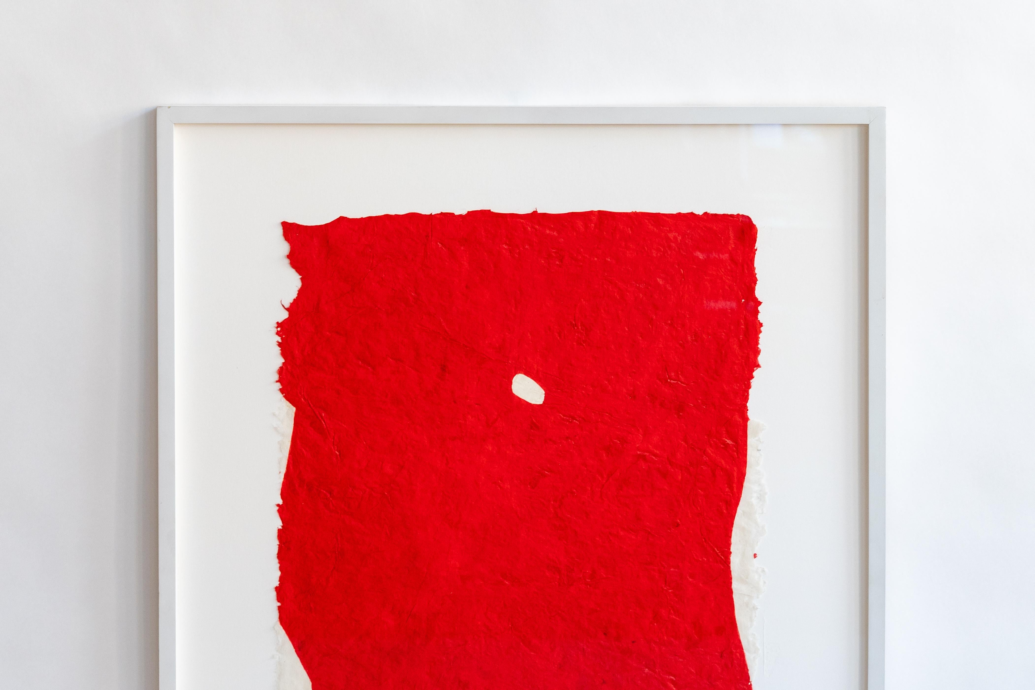 USA, ca. 2016. Eine große und eindrucksvolle Zeichnung (Nr. 2016-D-0049) von Judith Trepp (geb. 1941). Mit leuchtend roter Acrylfarbe auf handgeschöpftem Baumwollpapier, das in einer kleinen, 400 Jahre alten Mühle in Aurangabad, Indien, hergestellt