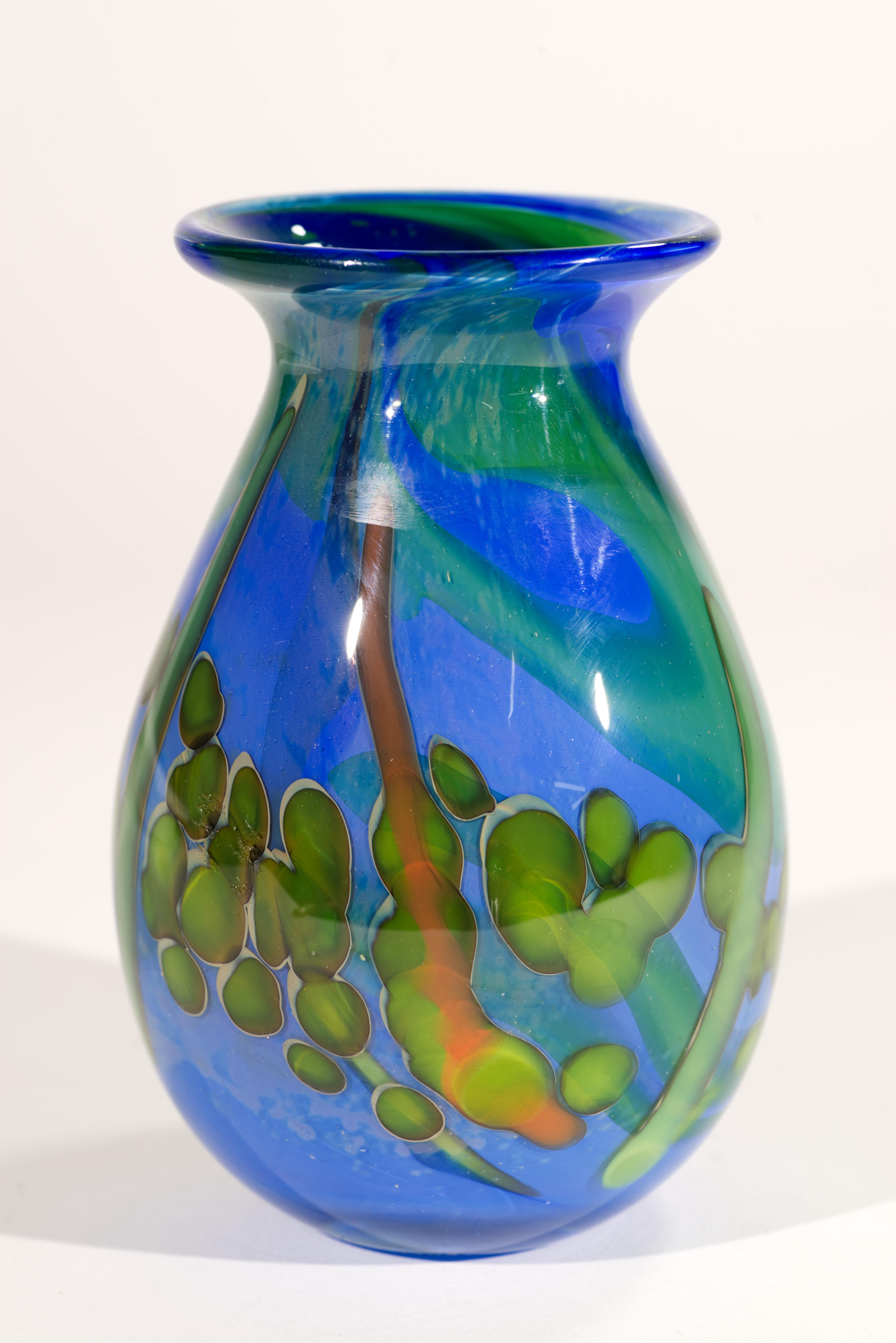 Organico moderno Vaso a bocciolo blu e verde Judith Via Wolff, The Artful Green di New York in vendita