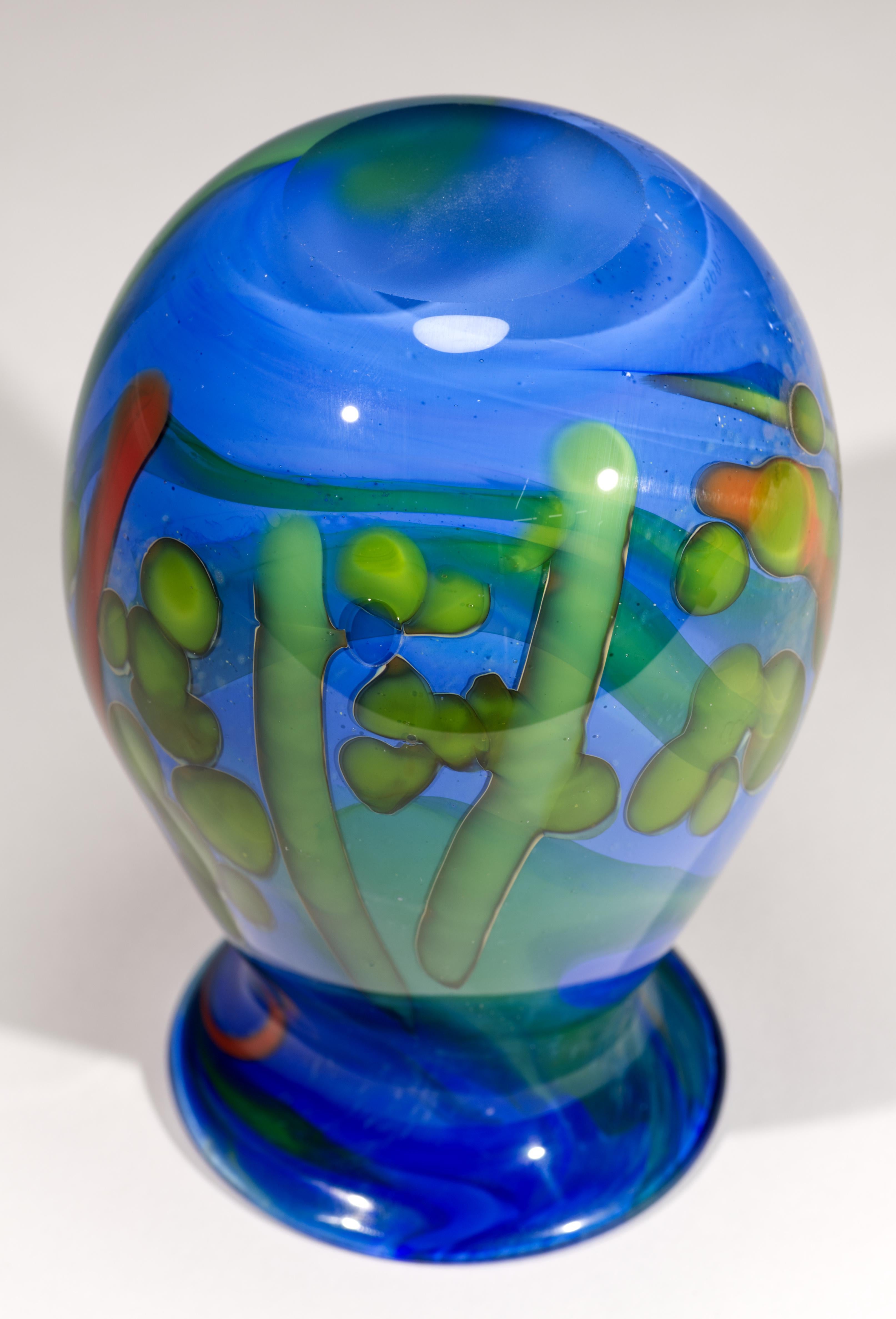 Vaso a bocciolo blu e verde Judith Via Wolff, The Artful Green di New York In condizioni buone in vendita a Clifton Springs, NY