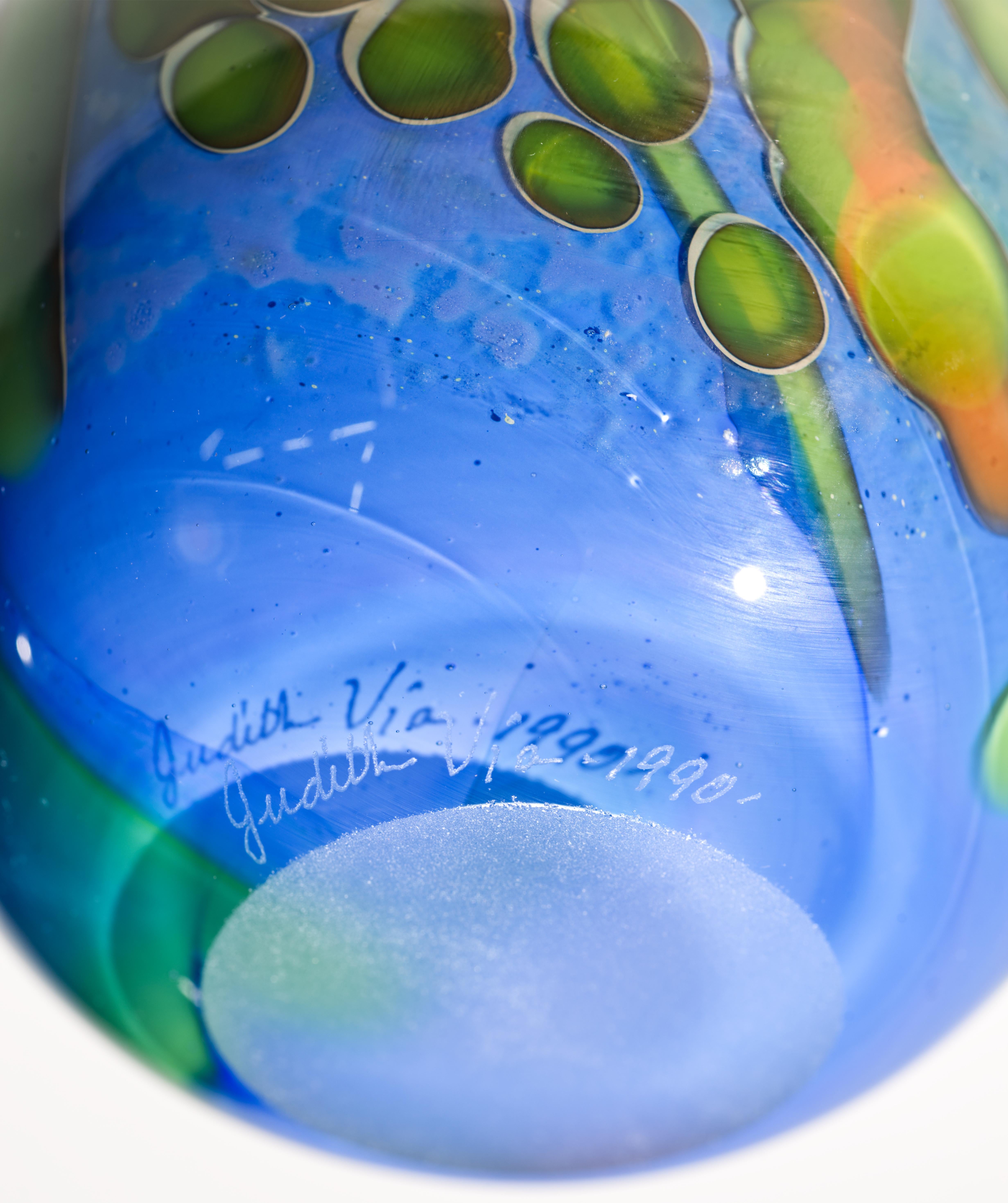Vetro Vaso a bocciolo blu e verde Judith Via Wolff, The Artful Green di New York in vendita