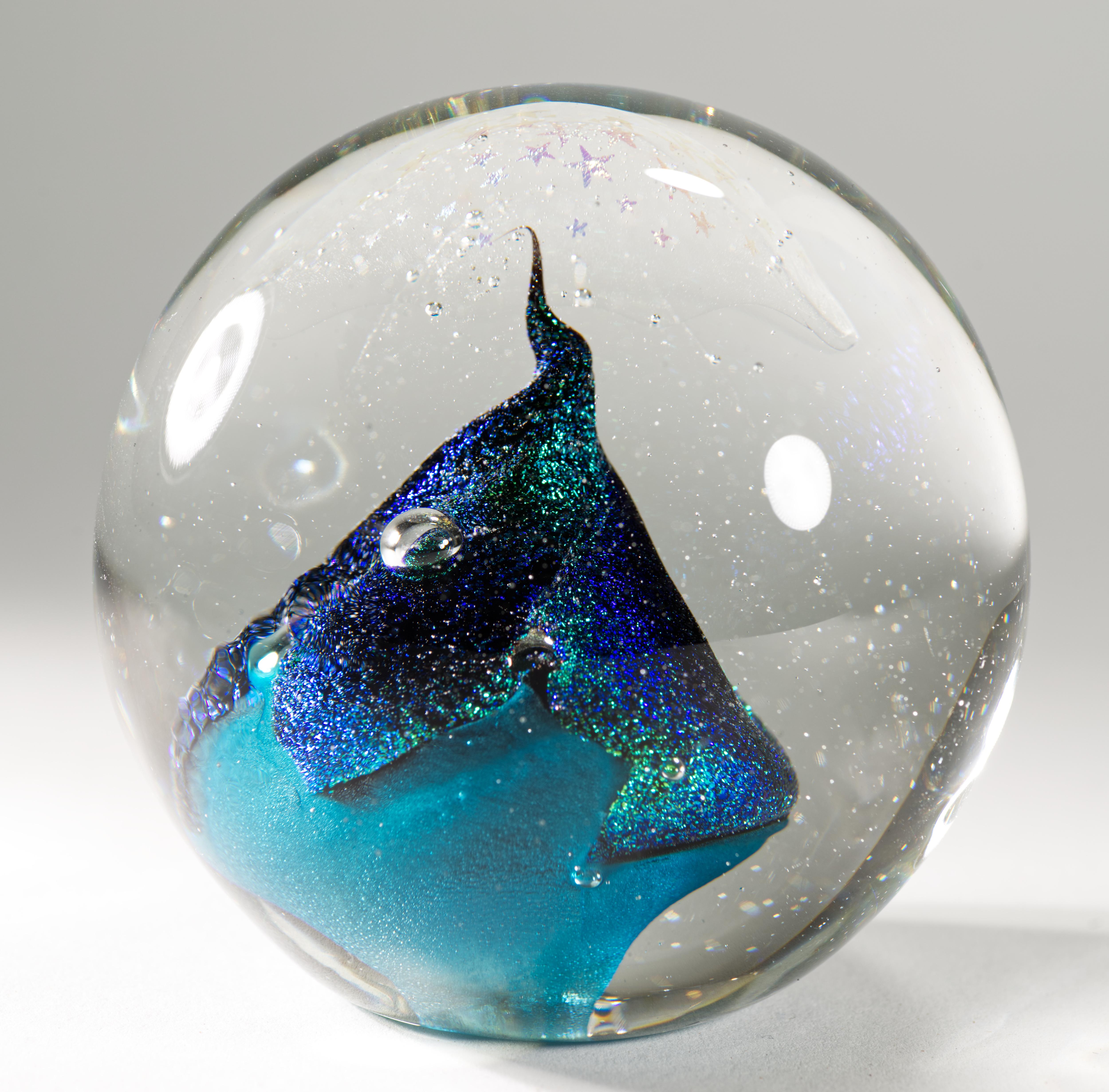  Il fermacarte in vetro artistico vintage presenta un elemento centrale biomorfico astratto in vetro blu con pigmenti metallici, che si solleva dal fondo e forma una montagna. Le bolle d'aria controllate aggiungono un'illusione di movimento e