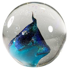 Pisapapeles dicroico Judith Via Wolff, Brilla en UV, Nueva York Studio Art Glass