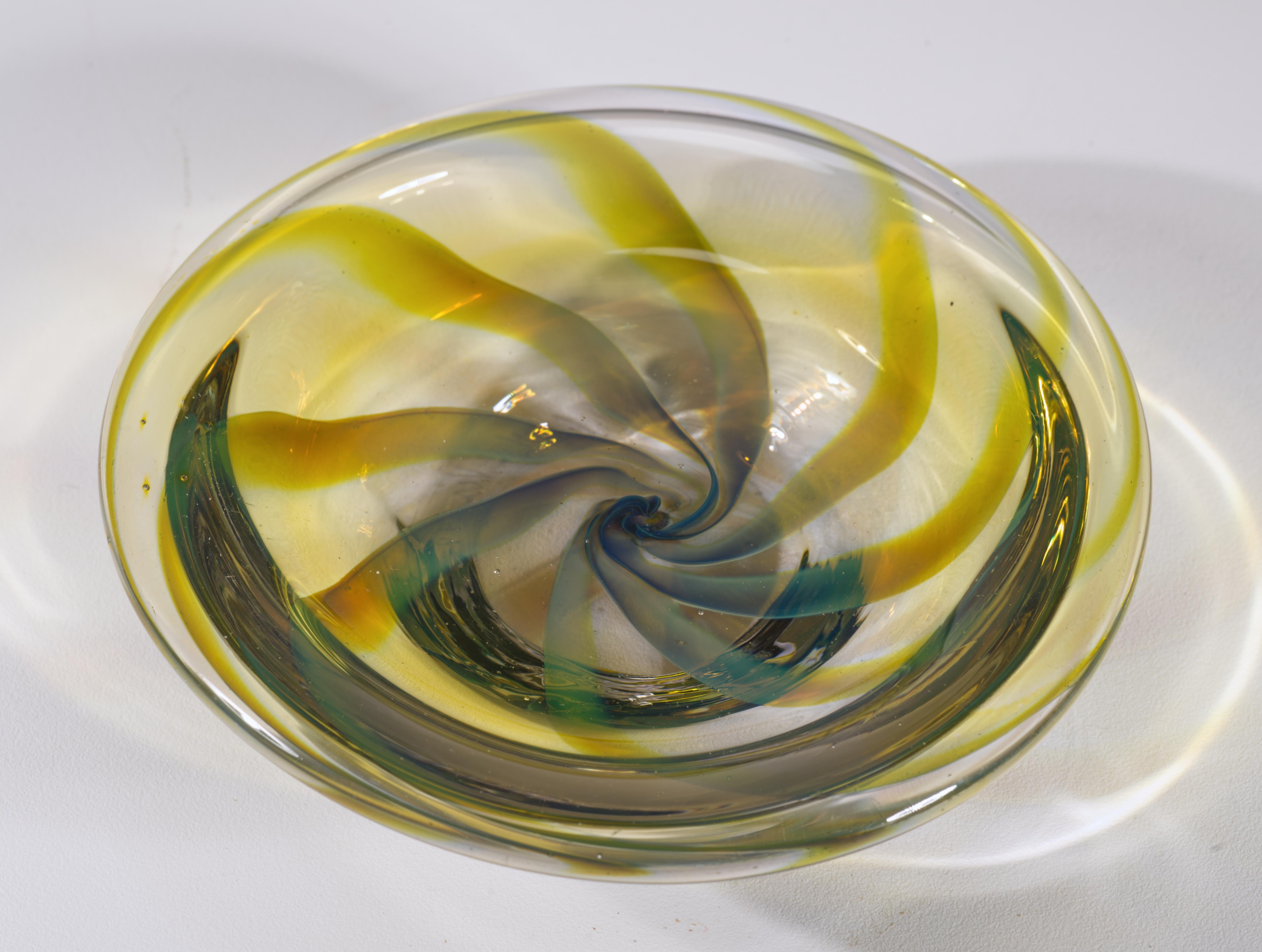  Kleines Tablett oder Schale aus Vintage-Glas mit Fuß, mundgeblasen, mit verschmolzenen hellblauen Glaseinschlüssen, die strahlenförmig von der Mitte ausgehen, umhüllt von klarem Glas. Das farbige Glas wechselt je nach Betrachtungswinkel seine Farbe