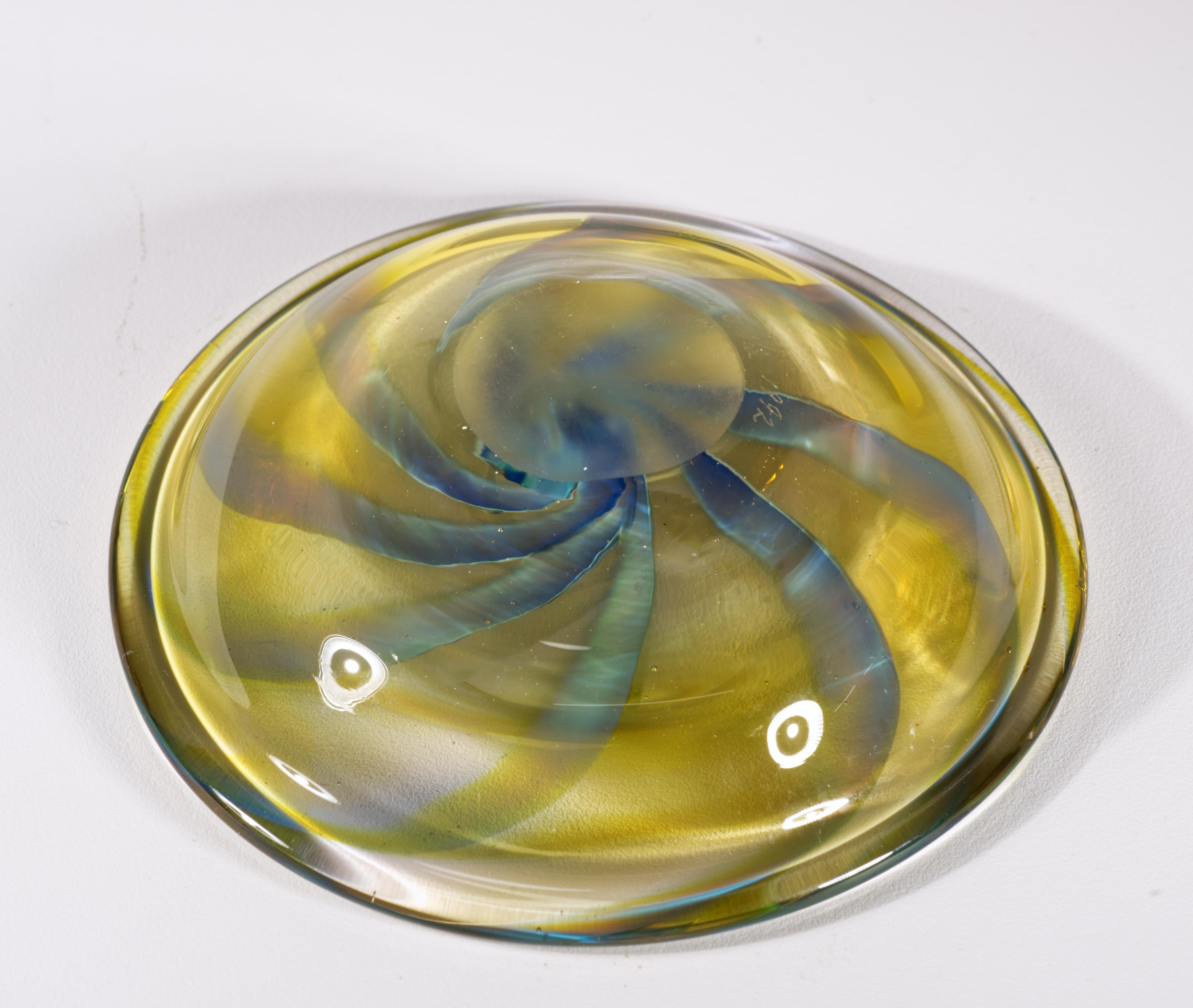 Judith Via Wolff Op-Art-Tablett, glänzend in UV, New York Studio-Kunstglas, Judith (amerikanisch) im Angebot