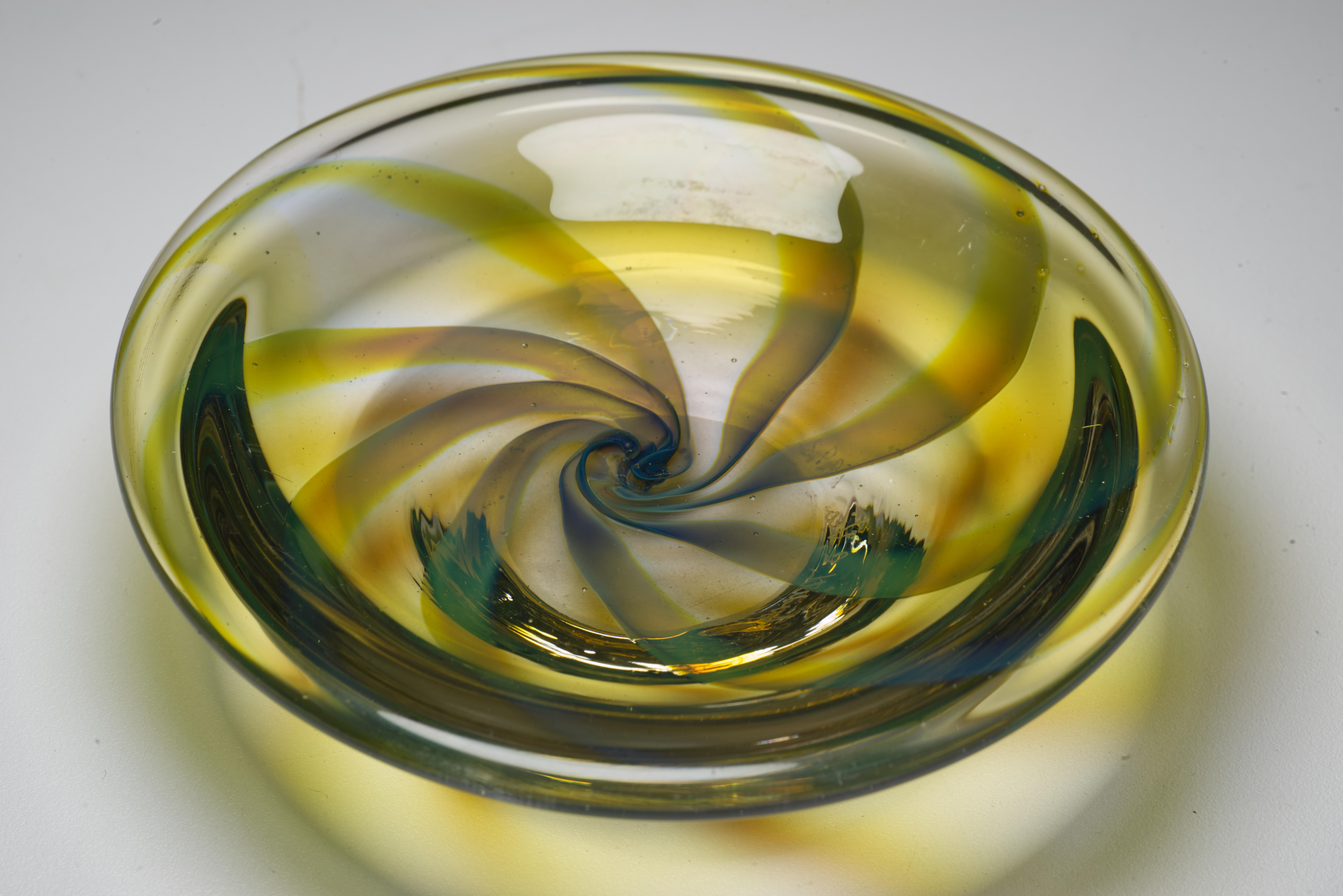 Judith Via Wolff Op-Art-Tablett, glänzend in UV, New York Studio-Kunstglas, Judith (Glas) im Angebot