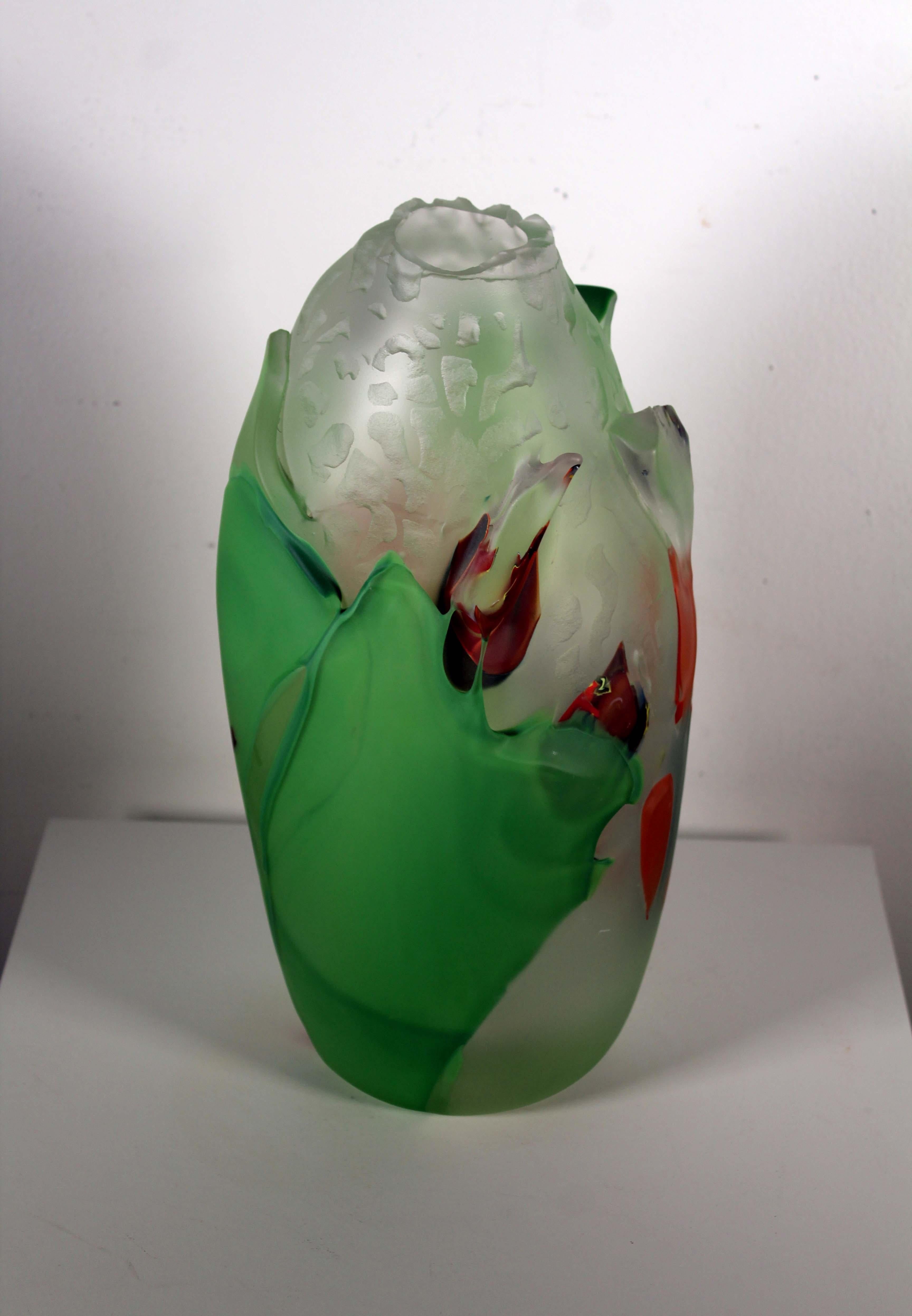 Un étonnant vase ou récipient en verre d'art contemporain soufflé à la main par l'artiste Judson Guérard, basé en Caroline du Nord. Signature gravée sur le fond. De la série 