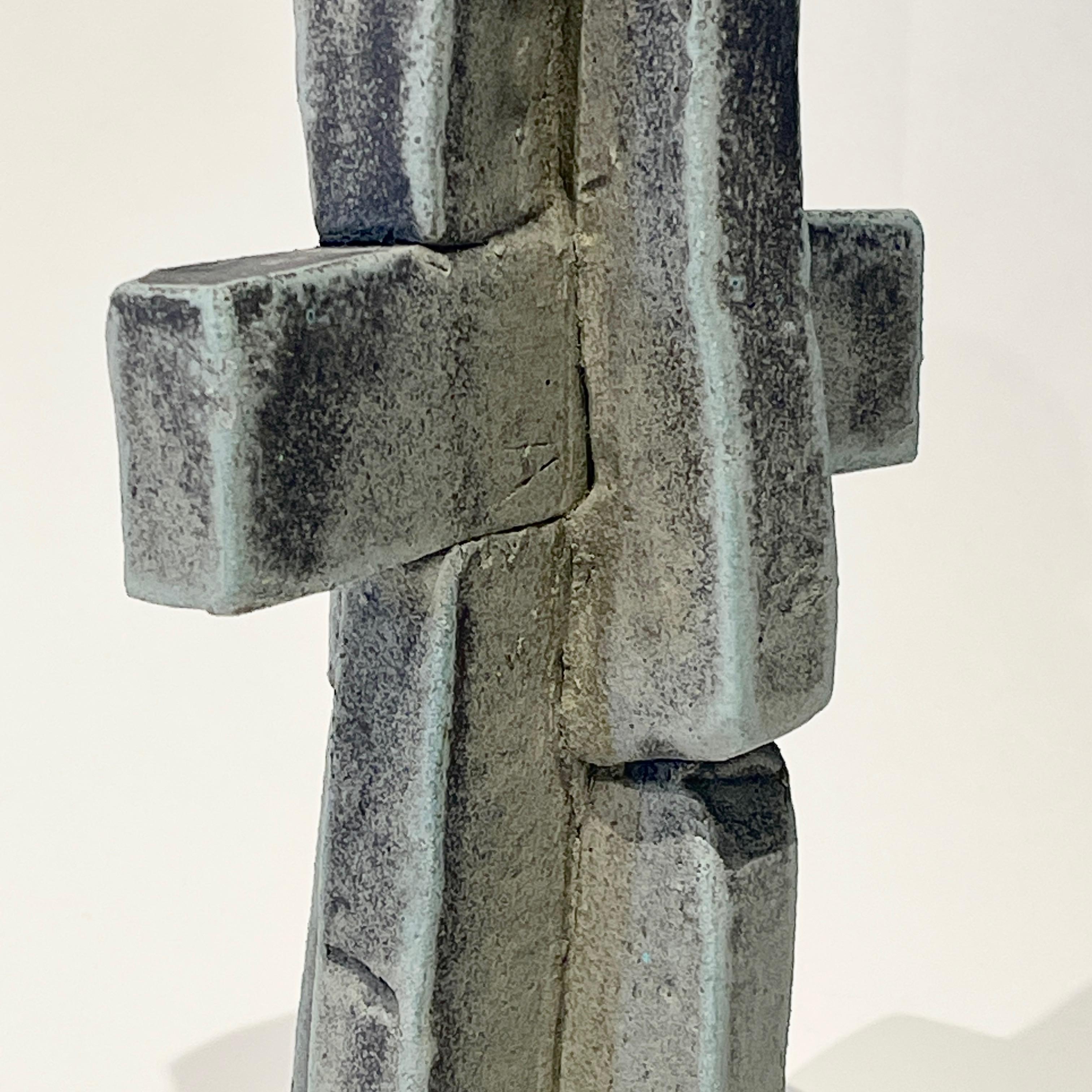 Sculpture en céramique de bronze vieillie « Référence croisée » - Gris Abstract Sculpture par Judy Engel