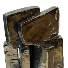 Escultura arquitectónica abstracta de cerámica pesada esmaltada paladio de JUDY ENGEL