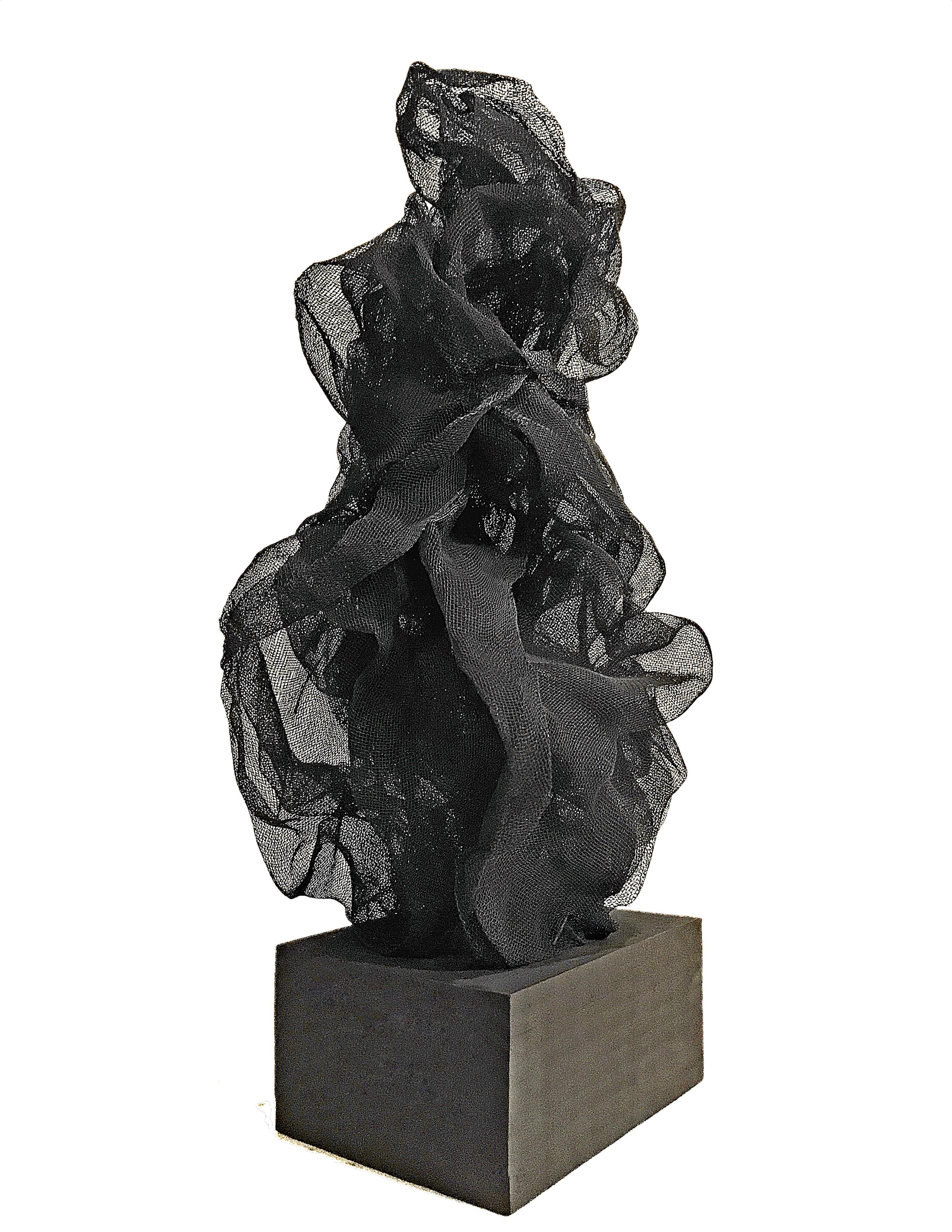 Judy Engel Abstract Sculpture – Smoke" lackiertes Messinggeflecht auf massivem Holzsockel