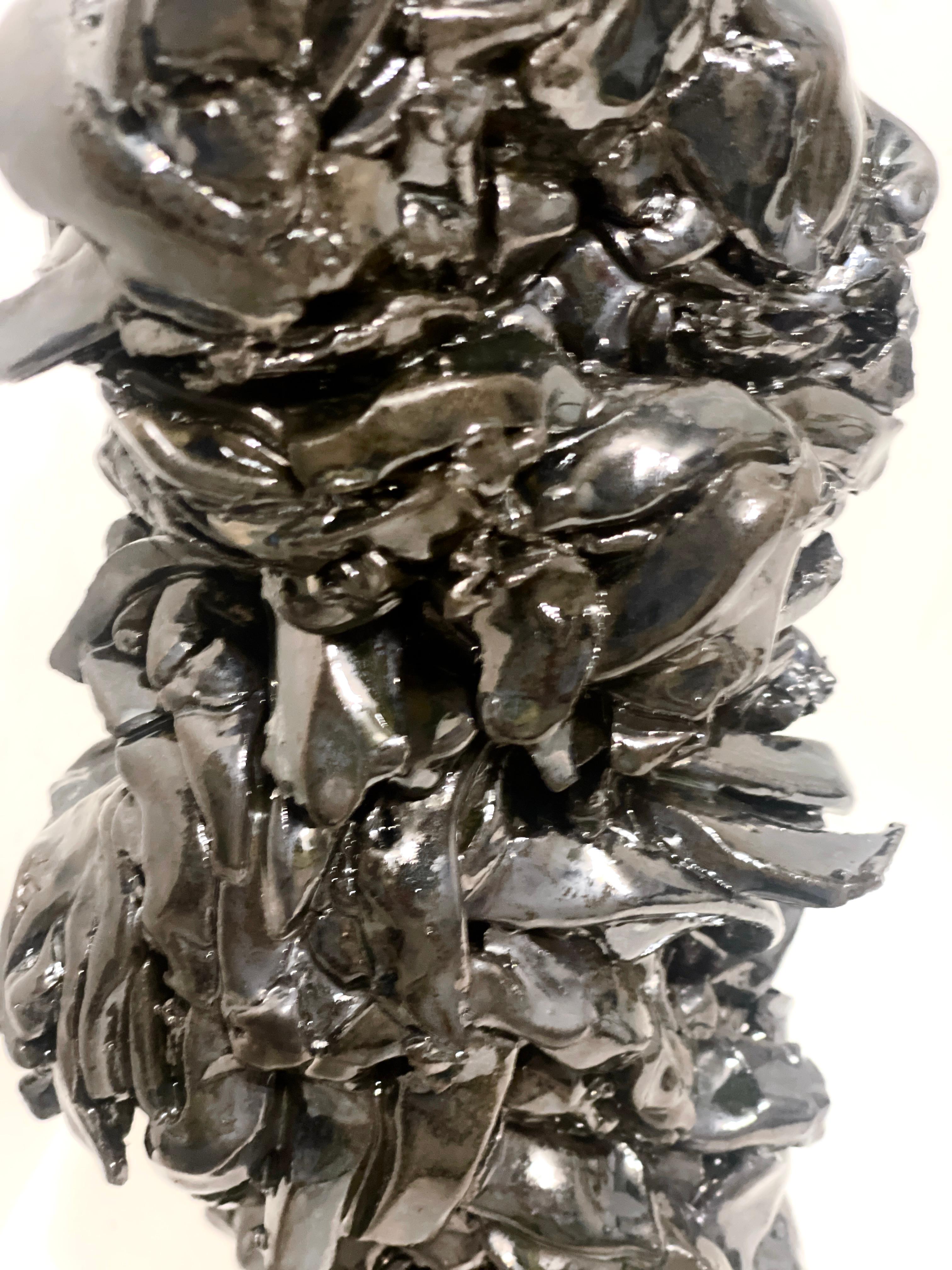 Structure en céramique solide fortement émaillée, construite à la main par l'artiste new-yorkaise Judy Engels. 
De style expressionniste, il est fabriqué à la main et fortement émaillé d'une glaçure palladium à haute teneur en métal.  La première