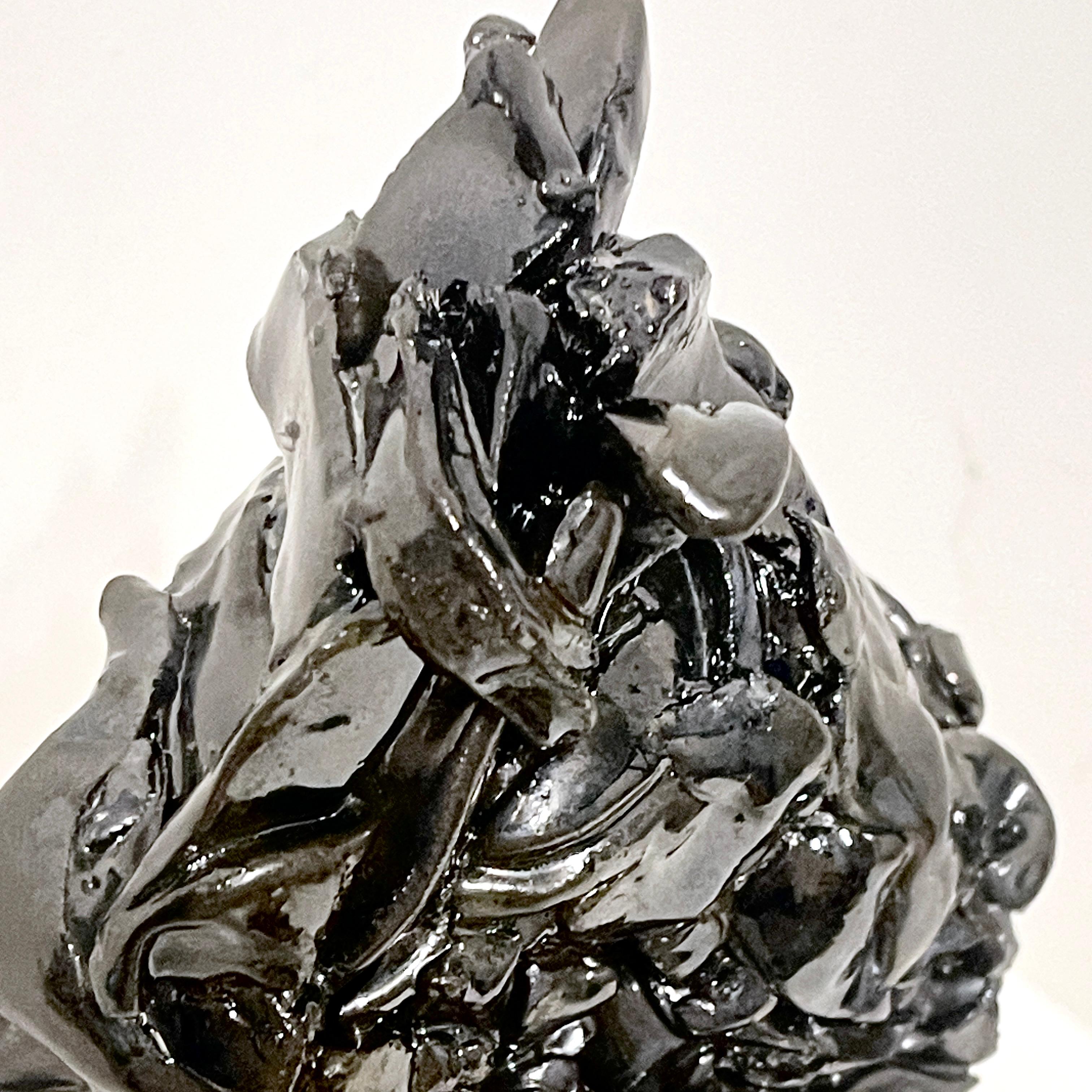 Handgefertigte, stark glasierte, massive Keramikstruktur der New Yorker Künstlerin Judy Engels. 
Expressionistischer Stil, handgefertigt und stark glasiert in einer hohen metallischen Palladiumglasur.  Judys erste Begegnung mit diesem Stil war das