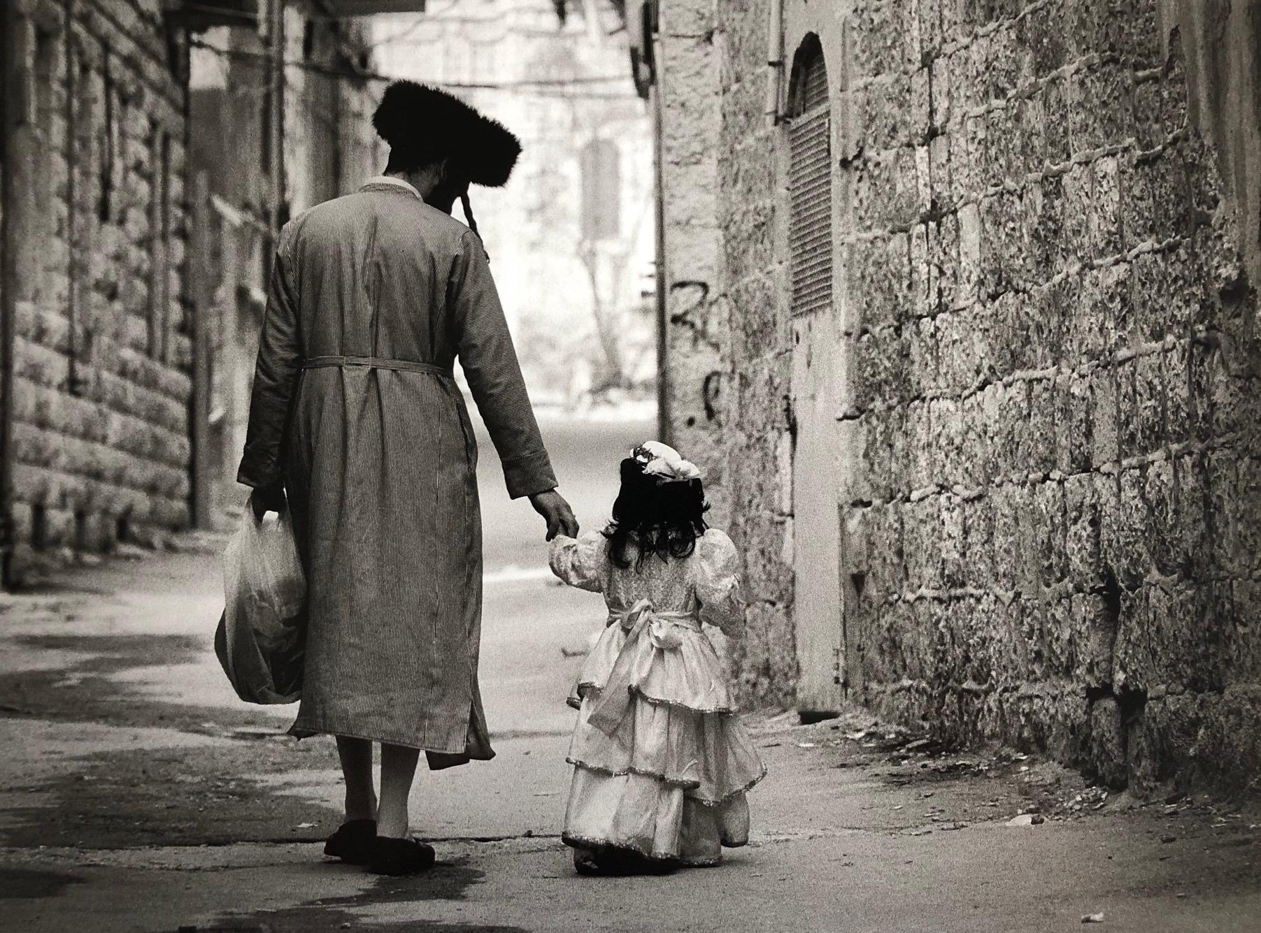 Black and White Photograph di Judy Glickman Lauder - Padre e figlio, Safat, Israel