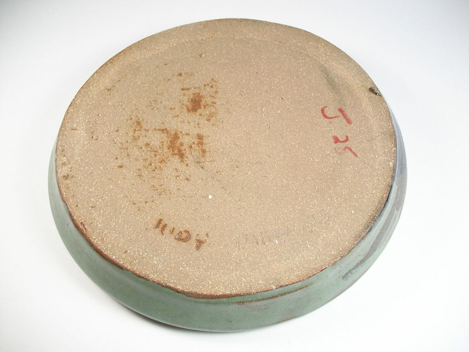 20th Century Judy Phillips - Vintage Studio Pottery Stoneware Charger - Canada - Mid-20th C For Sale