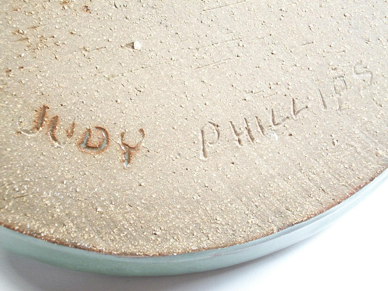 Céramique JUDY PHILLIPS - Vintage Studio Pottery Stoneware Charger - Canada - Mid 20th C. en vente