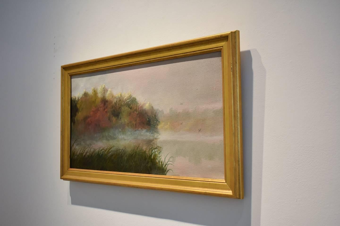 Sollevamento della nebbia (Quadro ad olio di Olana, piccolo paesaggio, cornice dorata) - Landscape Painting Marrone di Judy Reynolds