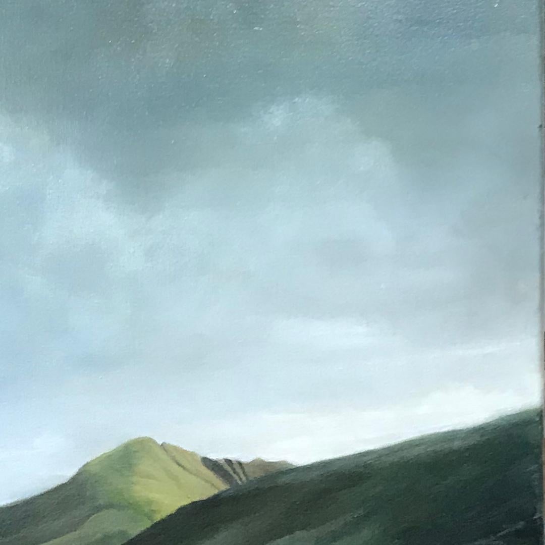 Écosse:: 2019 (peinture à l'huile de paysage romain des Rolling Scottish Highlands) par Judy Reynolds 
30 po. x 30 po. x 2 po. 
Huile sur toile 
Signé au verso 

Cette peinture carrée à l'huile sur toile de paysage a été peinte en plein air par