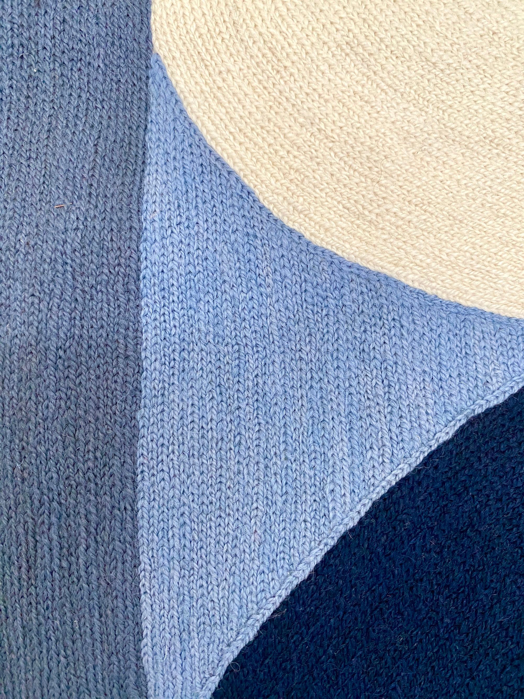 Judy Ross est une artiste et designer basée à New York. En voyageant en Inde pour travailler comme designer textile indépendante, elle s'est passionnée pour la technique séculaire de broderie à la main connue sous le nom de point de chaînette,