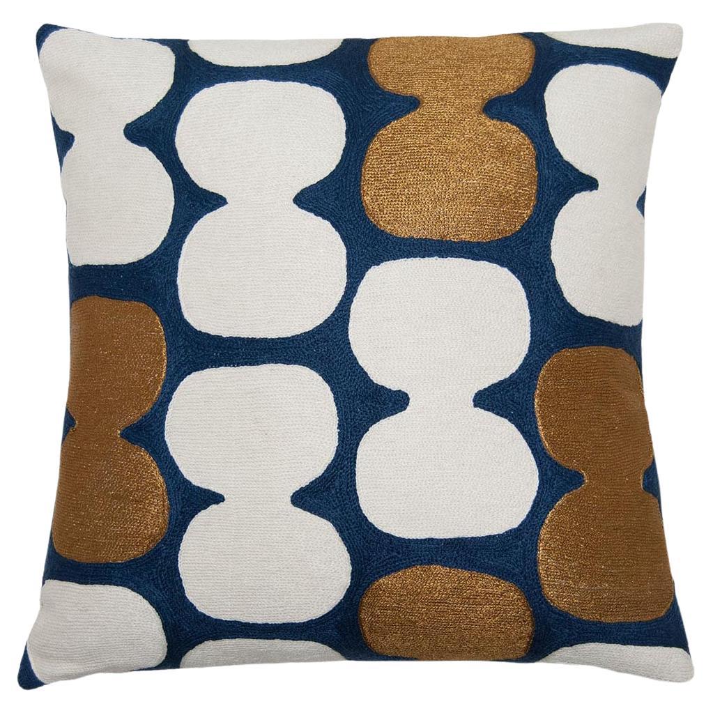 Judy Ross Textiles Tabla Handbesticktes Kissen mit Kettenstickerei, 18 Zoll im Angebot