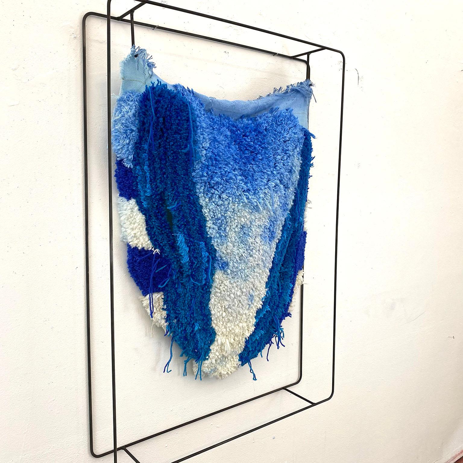 Escultura textil sobre armazón de acero: 