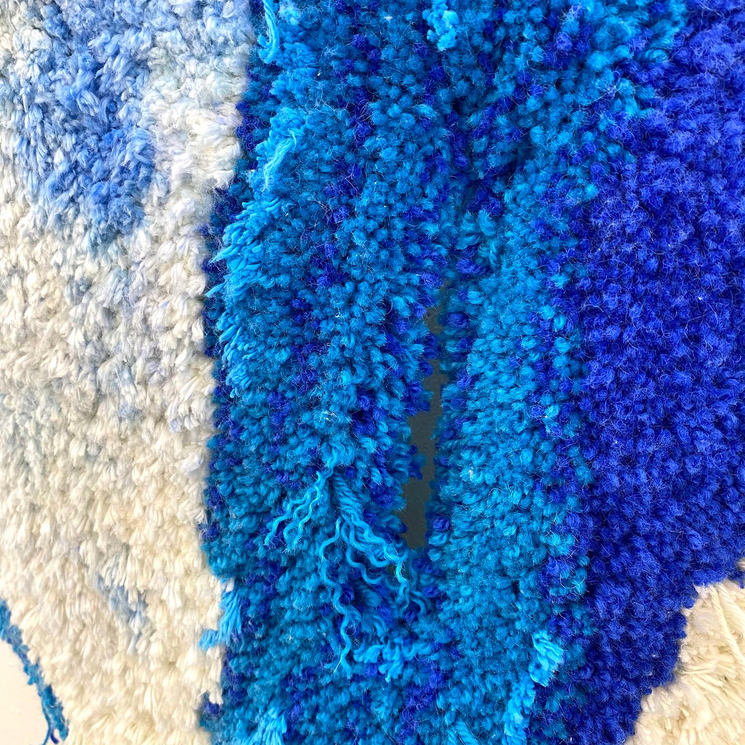 Escultura textil sobre armazón de acero: 