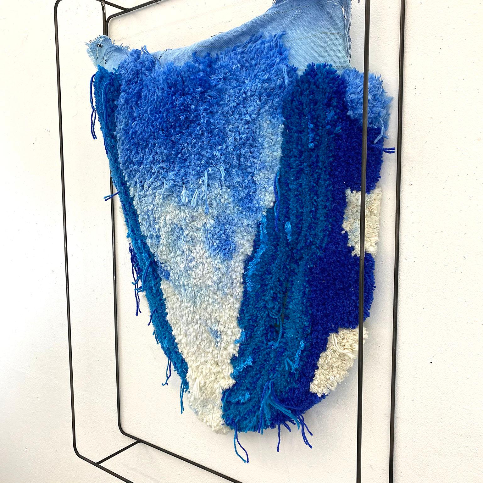Escultura textil sobre armazón de acero: 