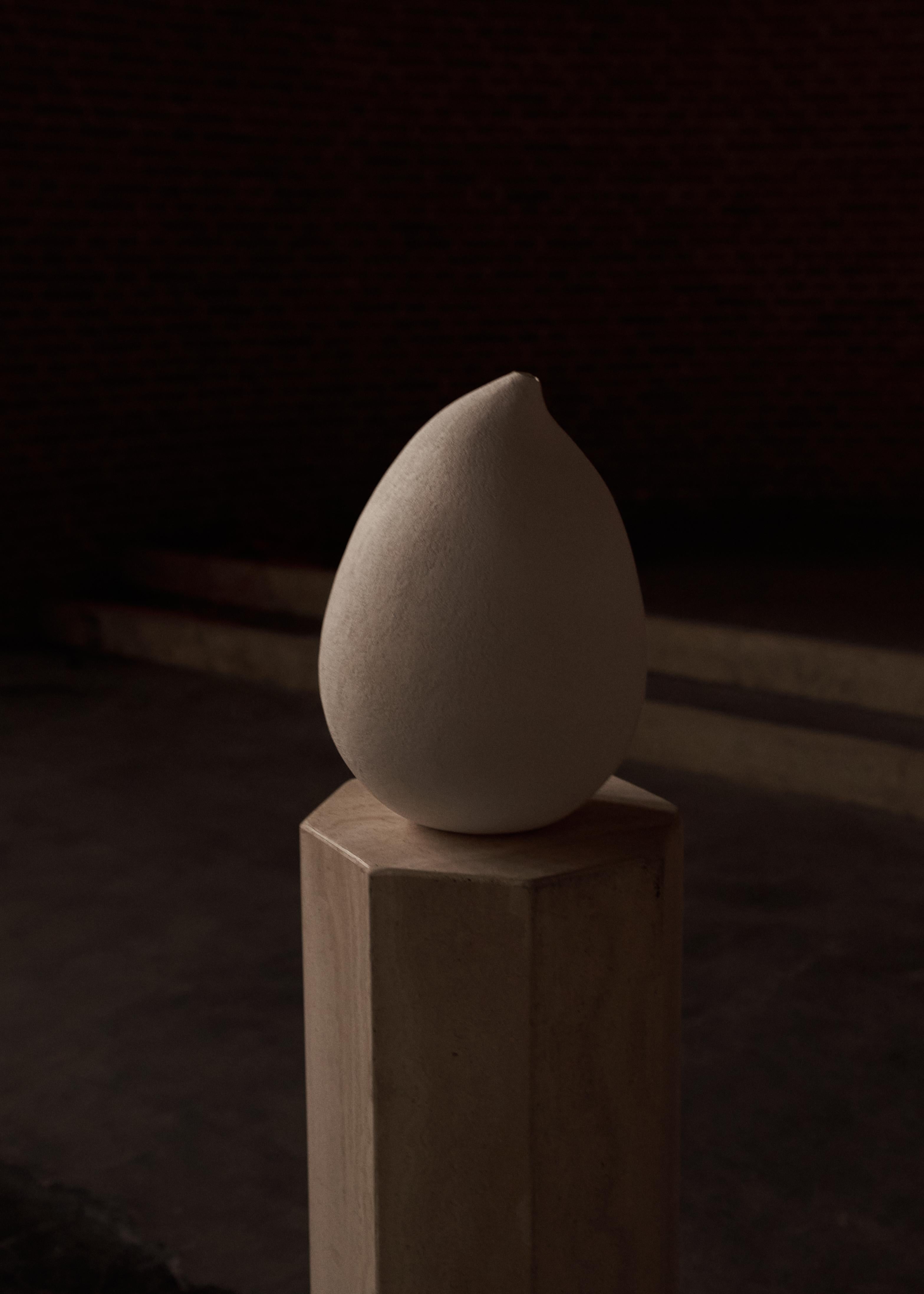Brocca di Laura Pasquino
Edizione limitata di 8 esemplari
Dimensioni: D. A. 23 x H. 33 cm
Materiale: Porcellana a pasta morbida, smalto.
 
Laura Pasquino
Incorporando riferimenti alle antiche ceramiche coreane e ai principi dell'estetica giapponese