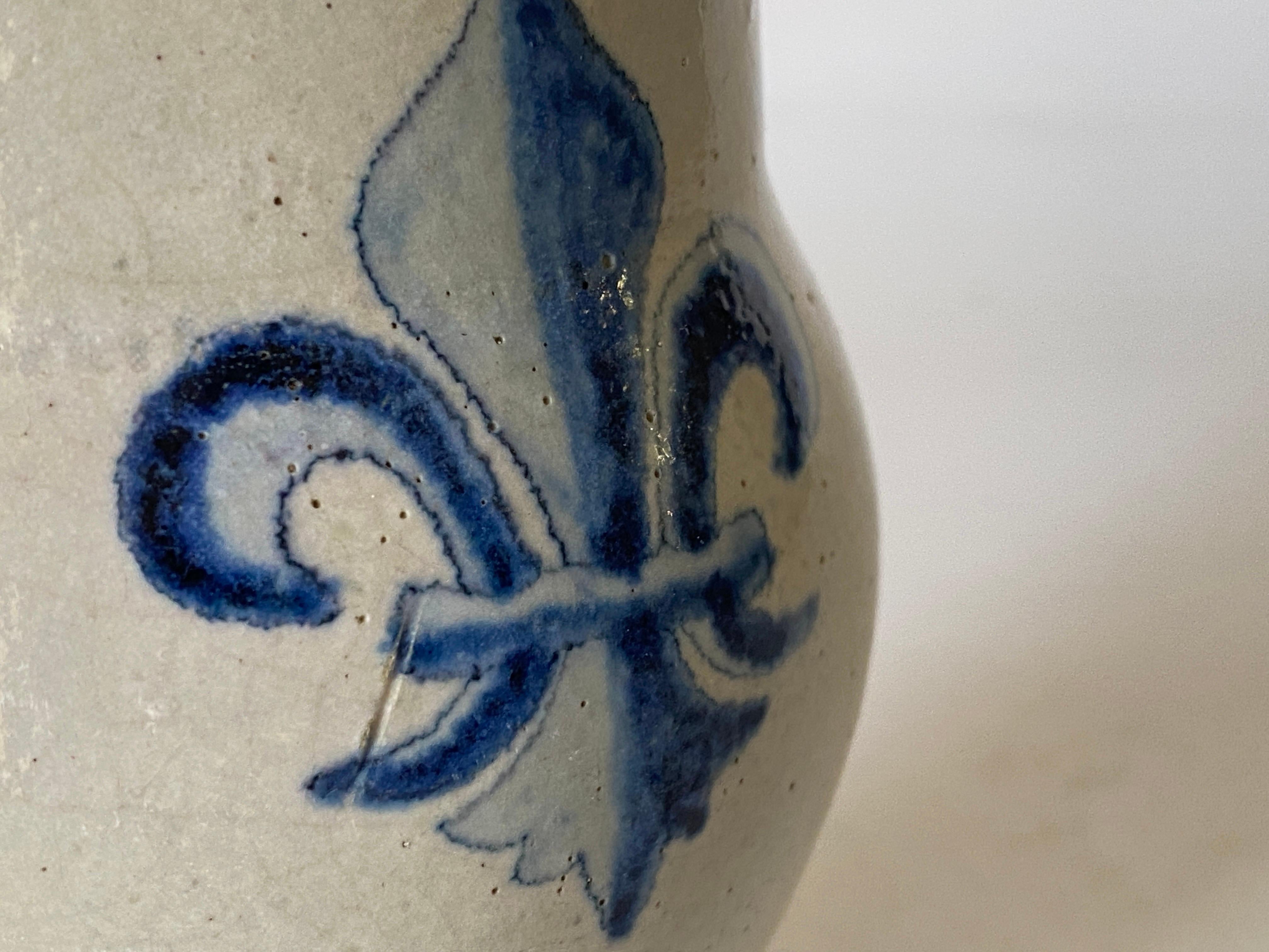 Pichet en poterie à belle patine ancienne, France 18ème siècle, Quimper HR en vente 3