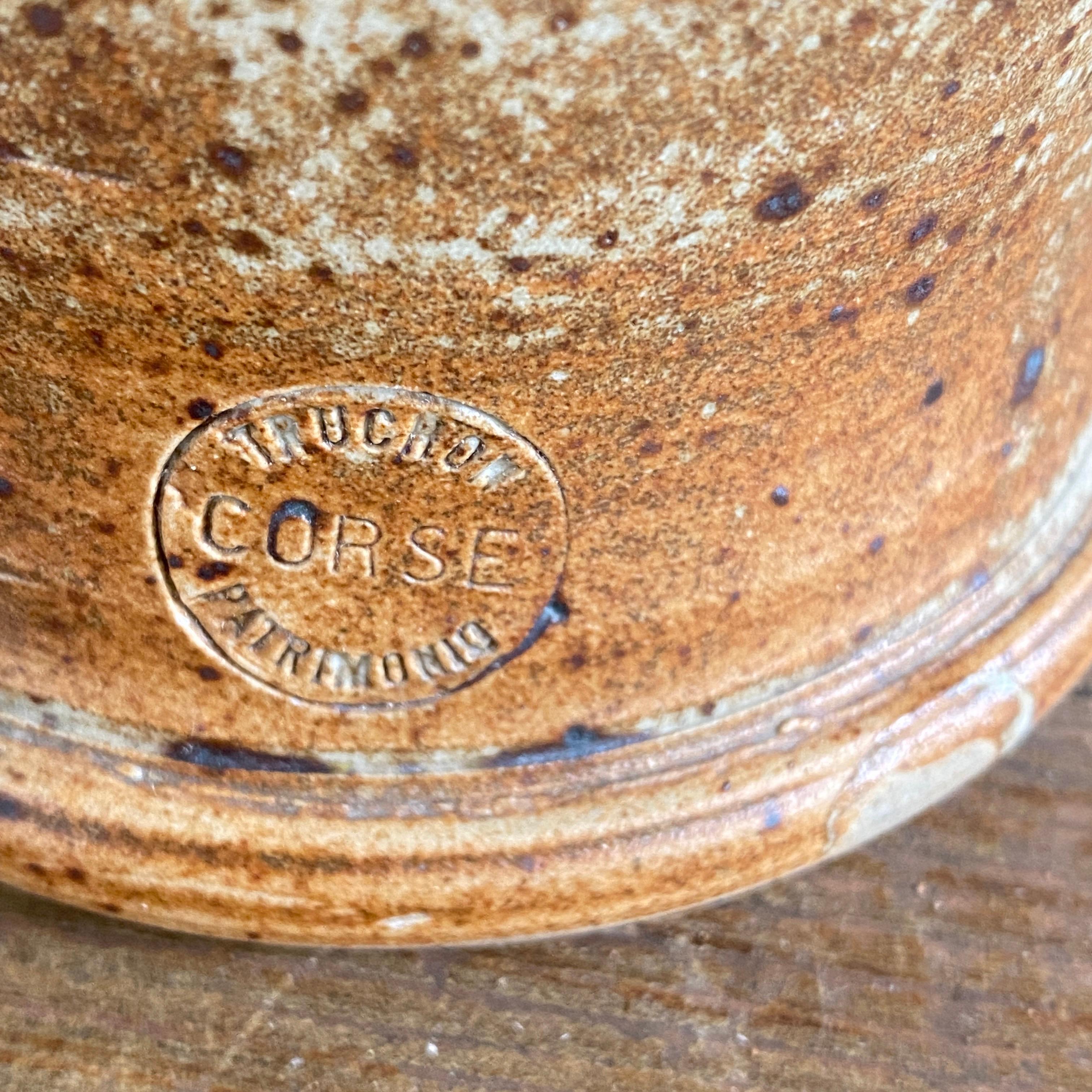 Ce pichet, ou cruche, vient de France. Dans le style du provençal français, il est en excellent état. On peut voir sa vieille patine, dans une couleur grise et brune. Il a été fabriqué vers 1960. Il est en céramique grès.
Et il est signé.
