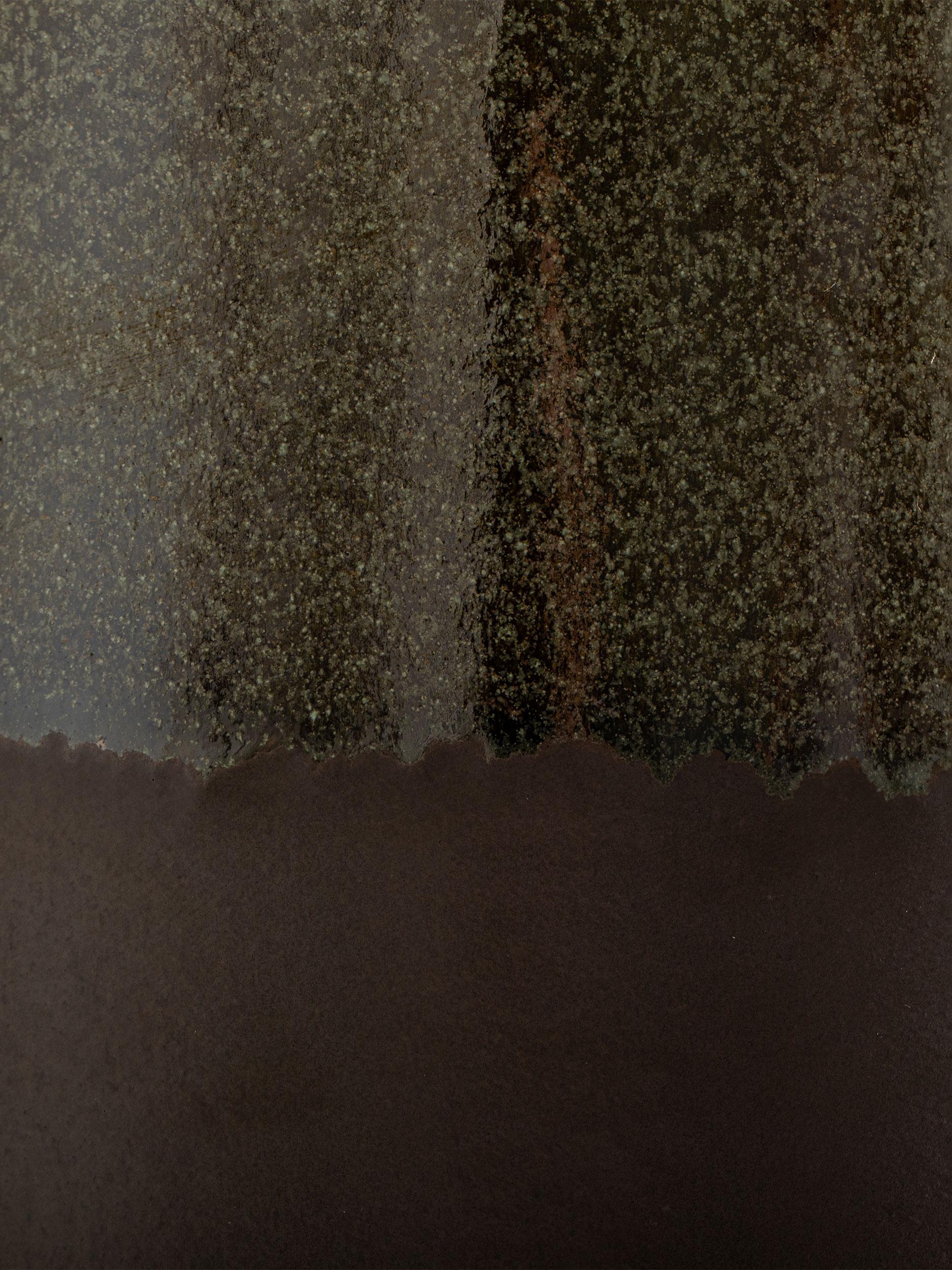 Notre lampe Jug en grès est fabriquée à la main en utilisant des techniques de construction de dalles. 

FINITION

- Ocre, noix et craie, glaçure superposée et trempée
- Raccords en laiton antique
- Corde en tissu noir
- Chaîne de traction à deux