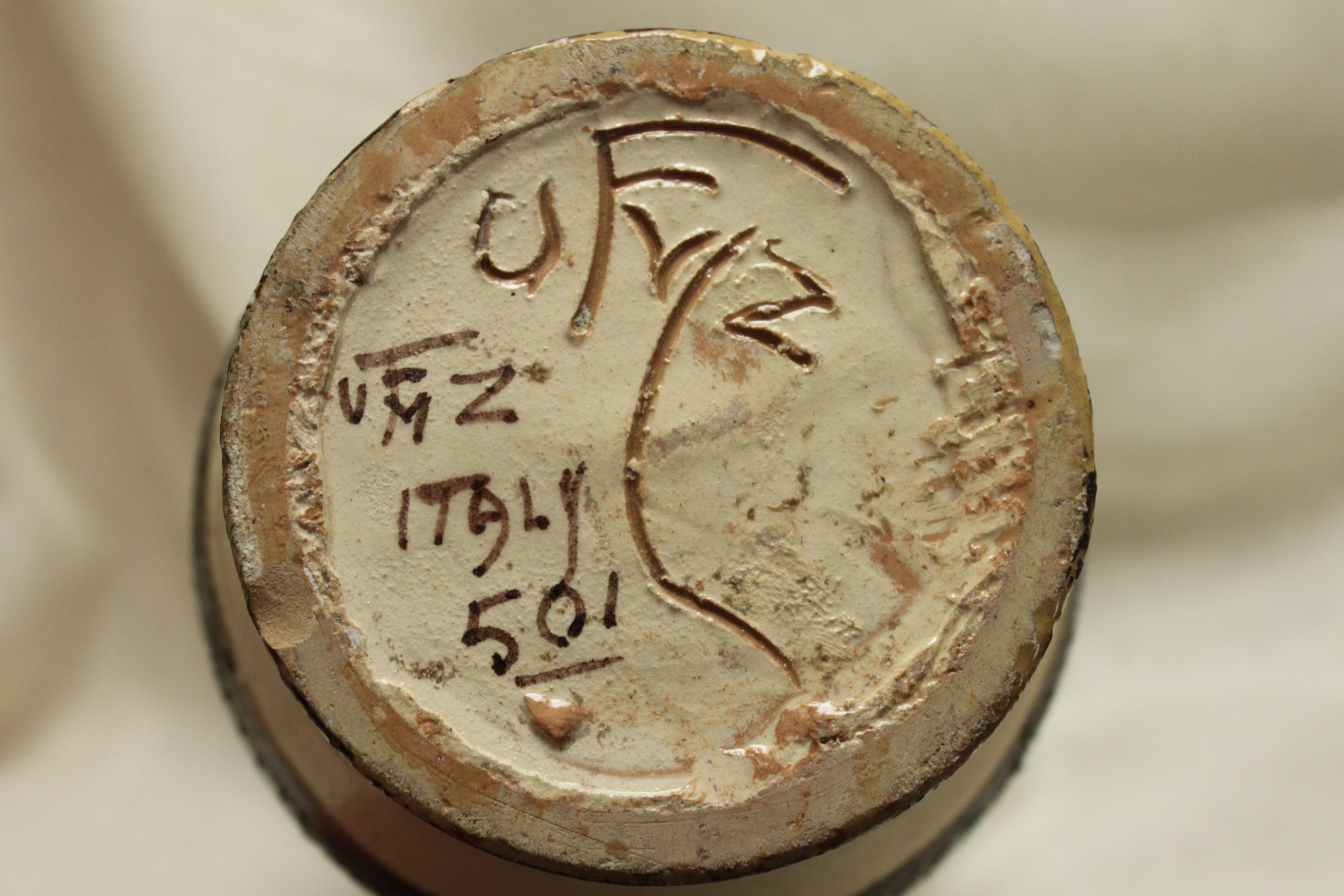 Cette cruche en poterie fabriquée à la main par Ugo Zaccagnini de Florence mesure 214 mm (8,5 pouces) de haut et a un diamètre de 122 mm (4,75 pouces). Tous les aspects de la décoration présentent un motif incisé qui a ensuite été coloré. C'est ce