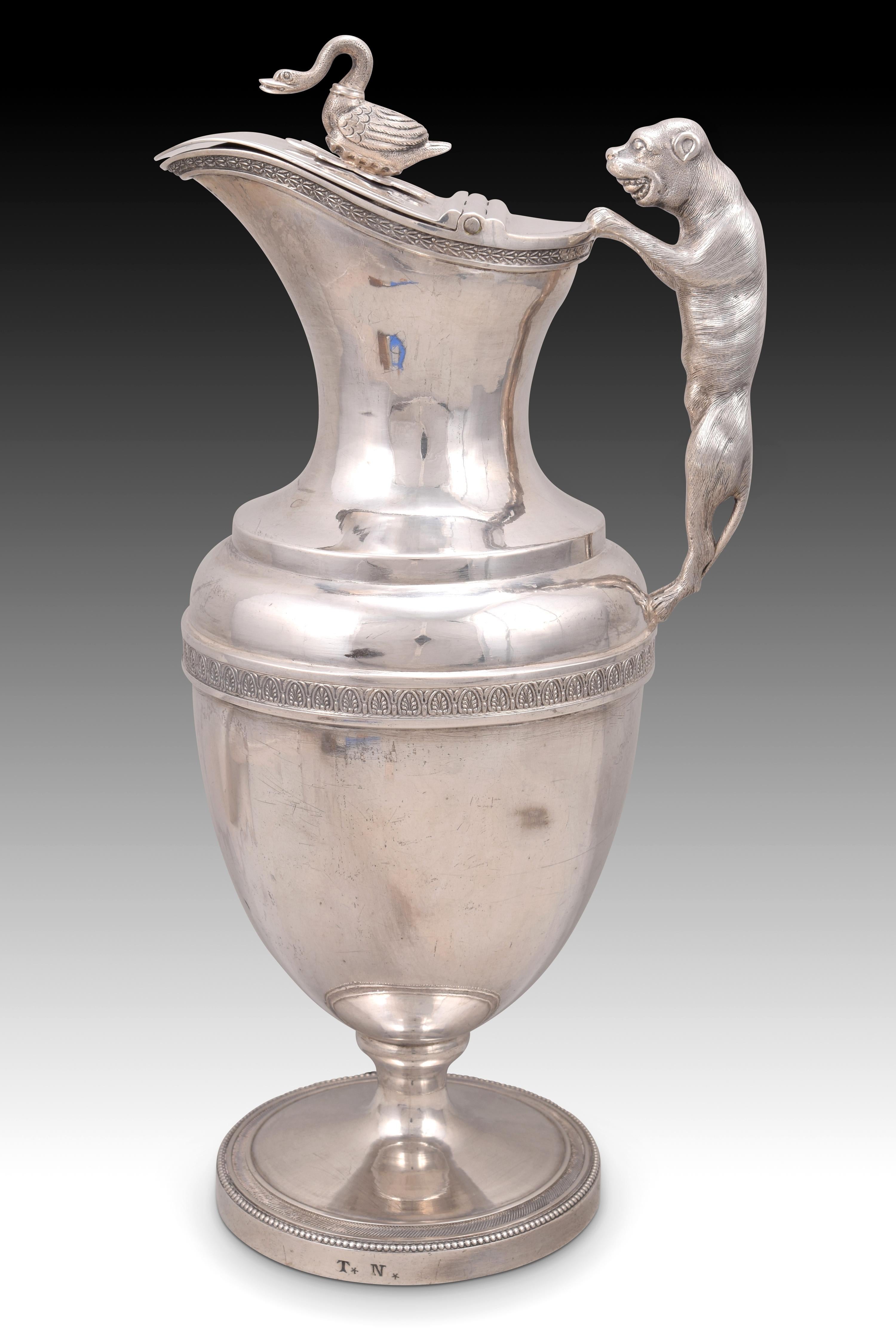 Jug. Silver. Vitoria, 18th-19th centuries. 
With contrasting and burilated marks, and property initials (TN). 
Published in Encyclopedia of Spanish and Viceregal American Silver. Bibliography: Fernández, Alejandro; Munoa, Raphael; Rabasco, Jorge.