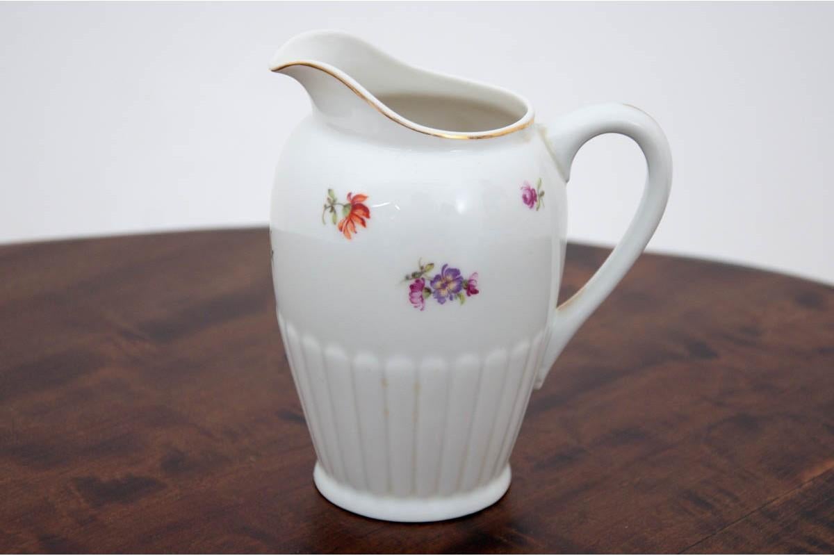 A set consisting of a coffee pot, a sugar bowl and a milk jug

Signed: Cmielów

Very good condition.