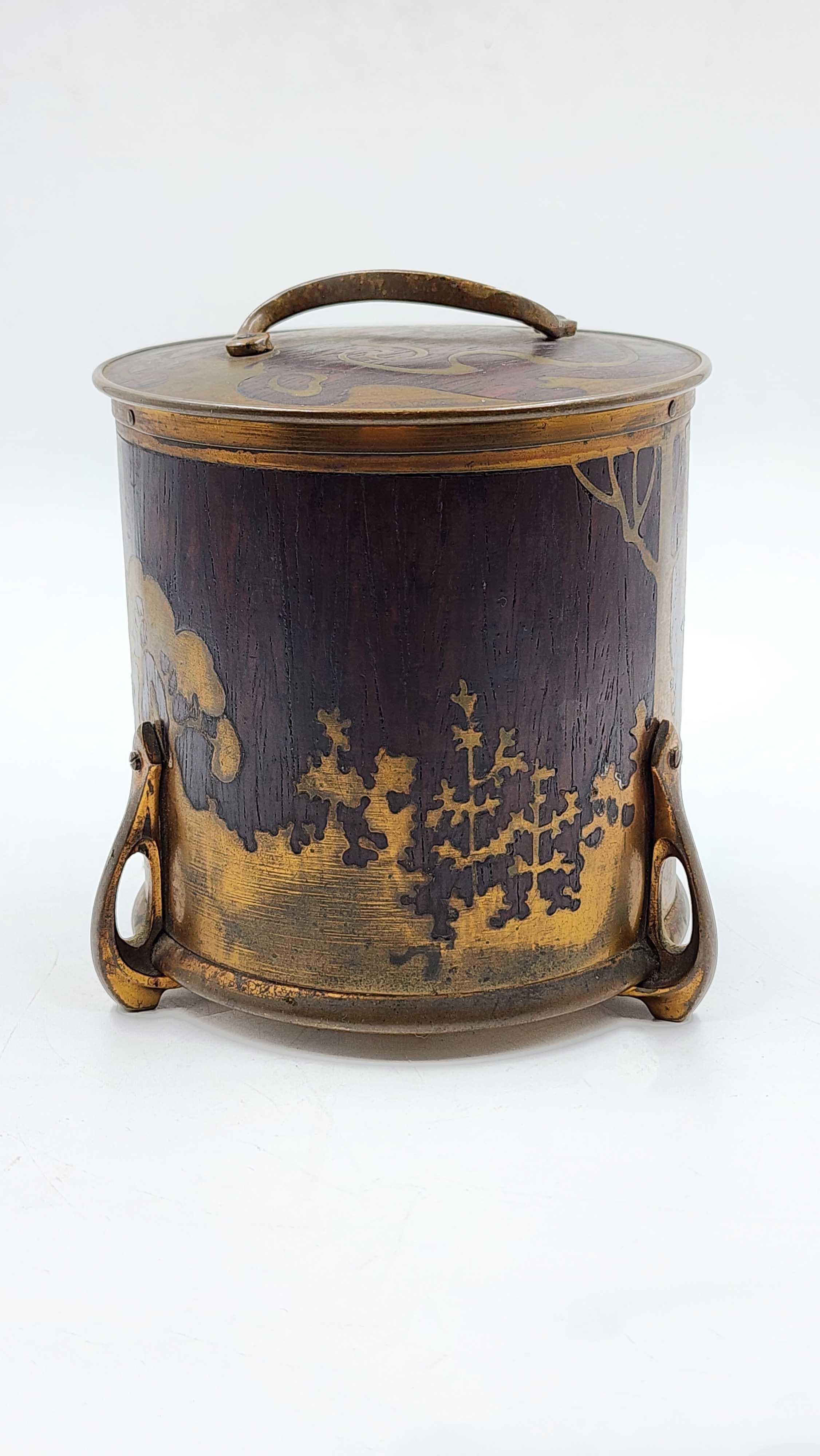 Humidificador Jugandstil, Erhard & Söhne, Alemania, c. 1920
Se trata de una caja humidificadora de estilo Jugendstil, fabricada por Erhard & Söhne en Alemania, hacia 1920. La caja tiene forma cilíndrica con tapa superior ajustada y asa arqueada de