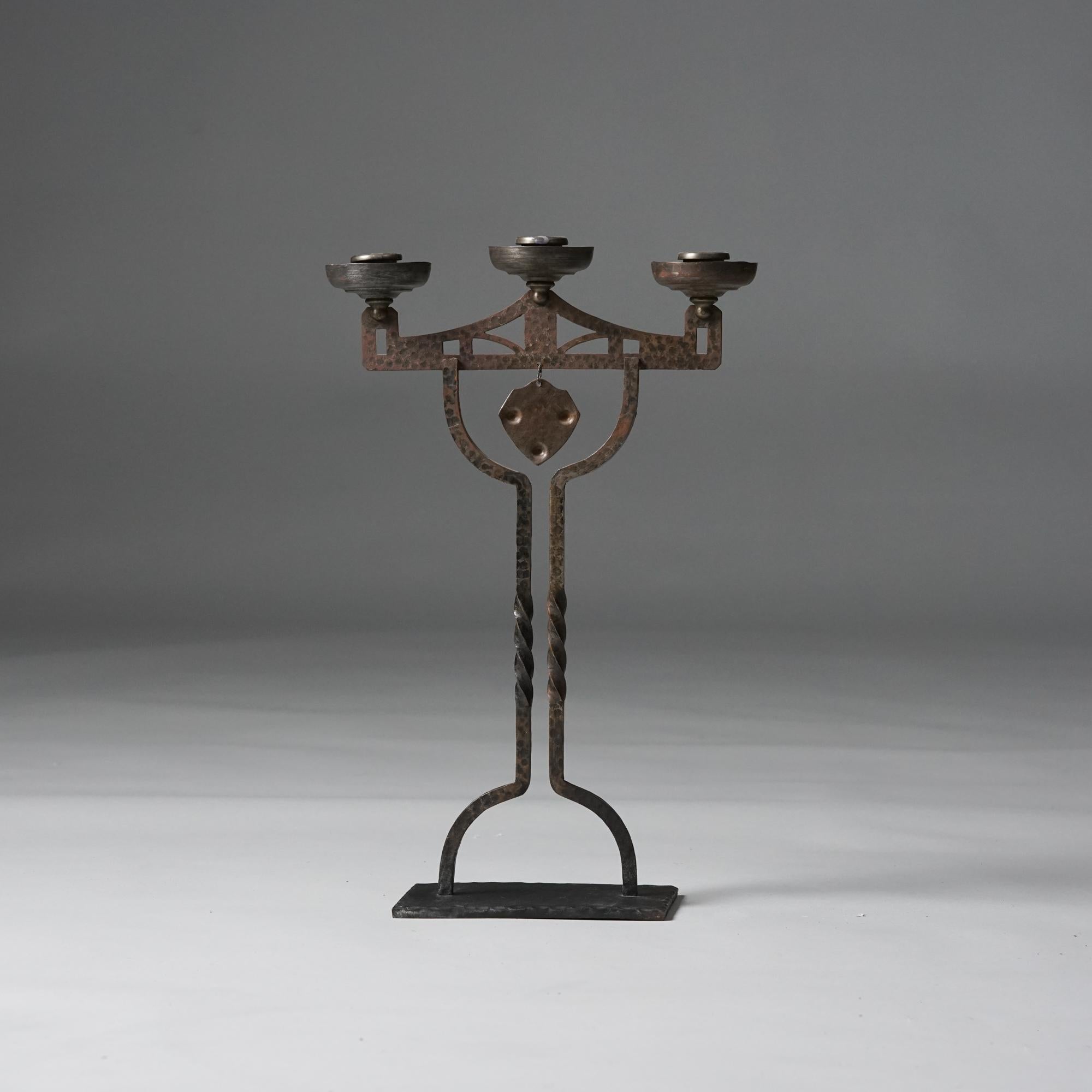Portacandele Jugend, inizio XX secolo. Ferro forgiato. Buone condizioni vintage, patina coerente con l'età e l'uso. 