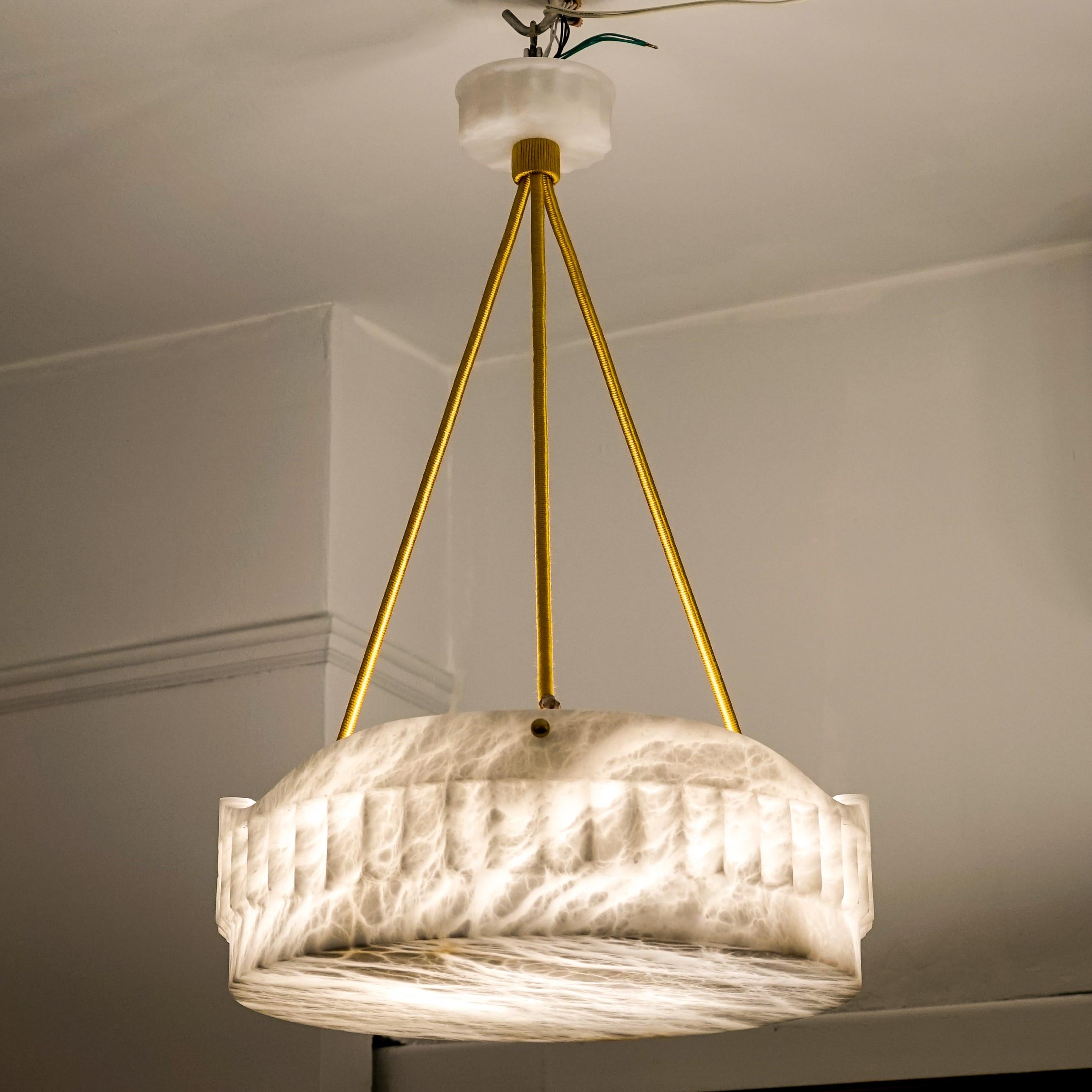 Eleganza senza tempo con il nostro ciondolo da soffitto in alabastro Art Nouveau. Questo squisito pezzo presenta un blocco di alabastro splendidamente mineralizzato, scolpito meticolosamente nello stile Art Carved di fine secolo. Il pendente monta