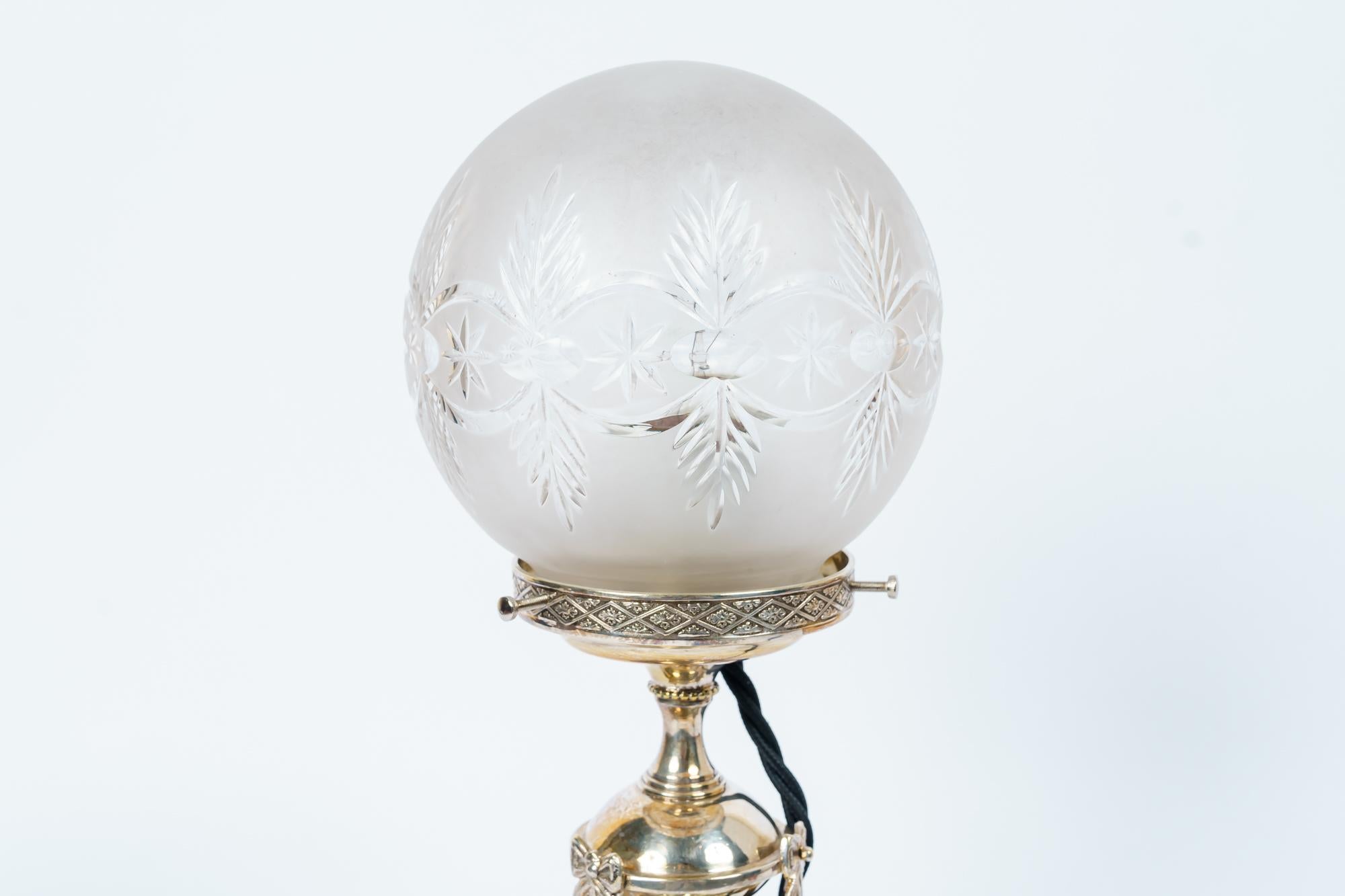 Jugendstil Alpaka Tischlampe Wien um 1908
Poliert
Original geschliffenes Glas.