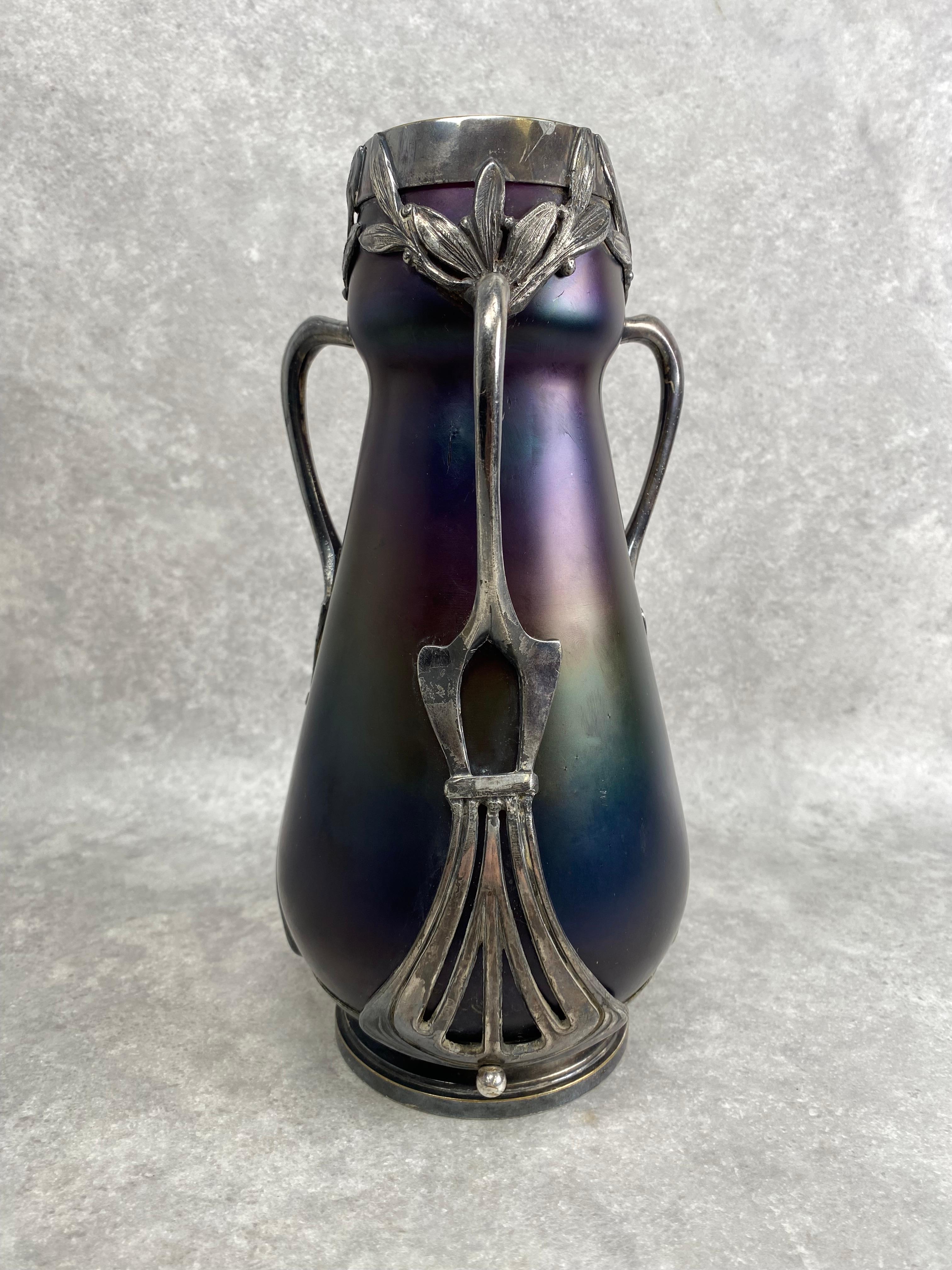 Vaso in vetro artistico Jugendstil di Wilhelm Kralik Sohn con montatura in ottone argentato.