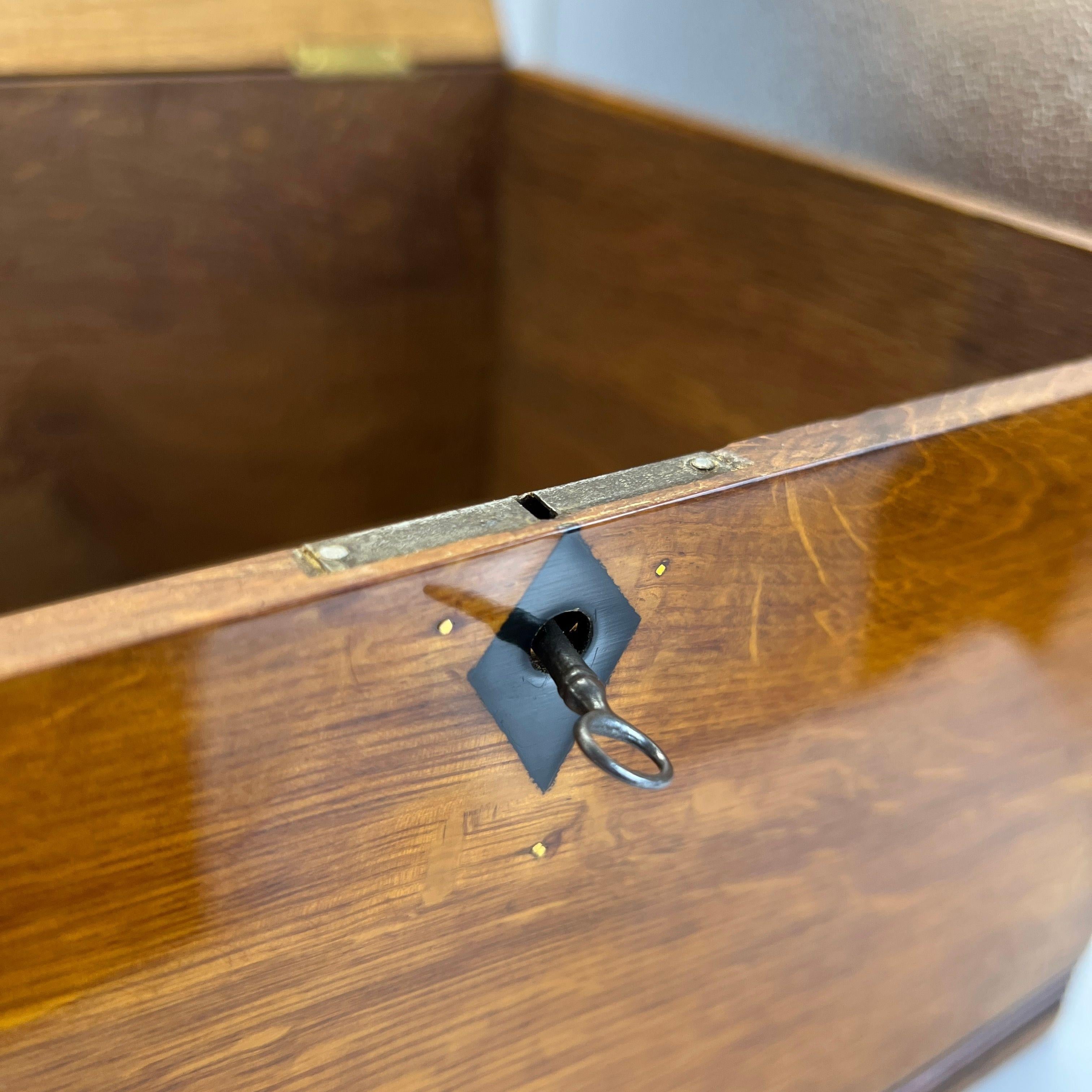 Boîte Jugendstil / Art Nouveau, Oak Oak massif, partiellement ébonisé, Autriche, vers 1900 en vente 3