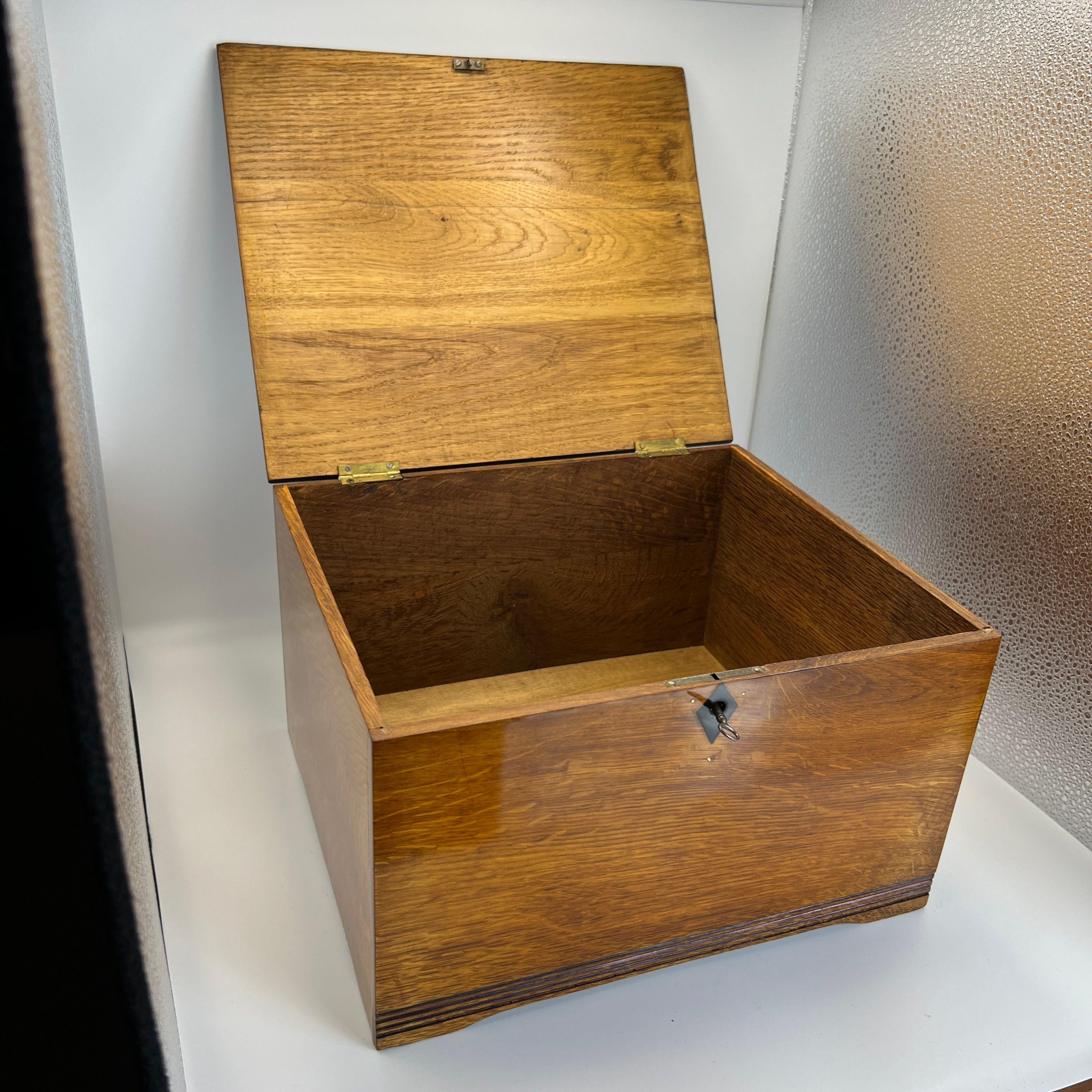 Boîte Jugendstil / Art Nouveau, Oak Oak massif, partiellement ébonisé, Autriche, vers 1900 en vente 5