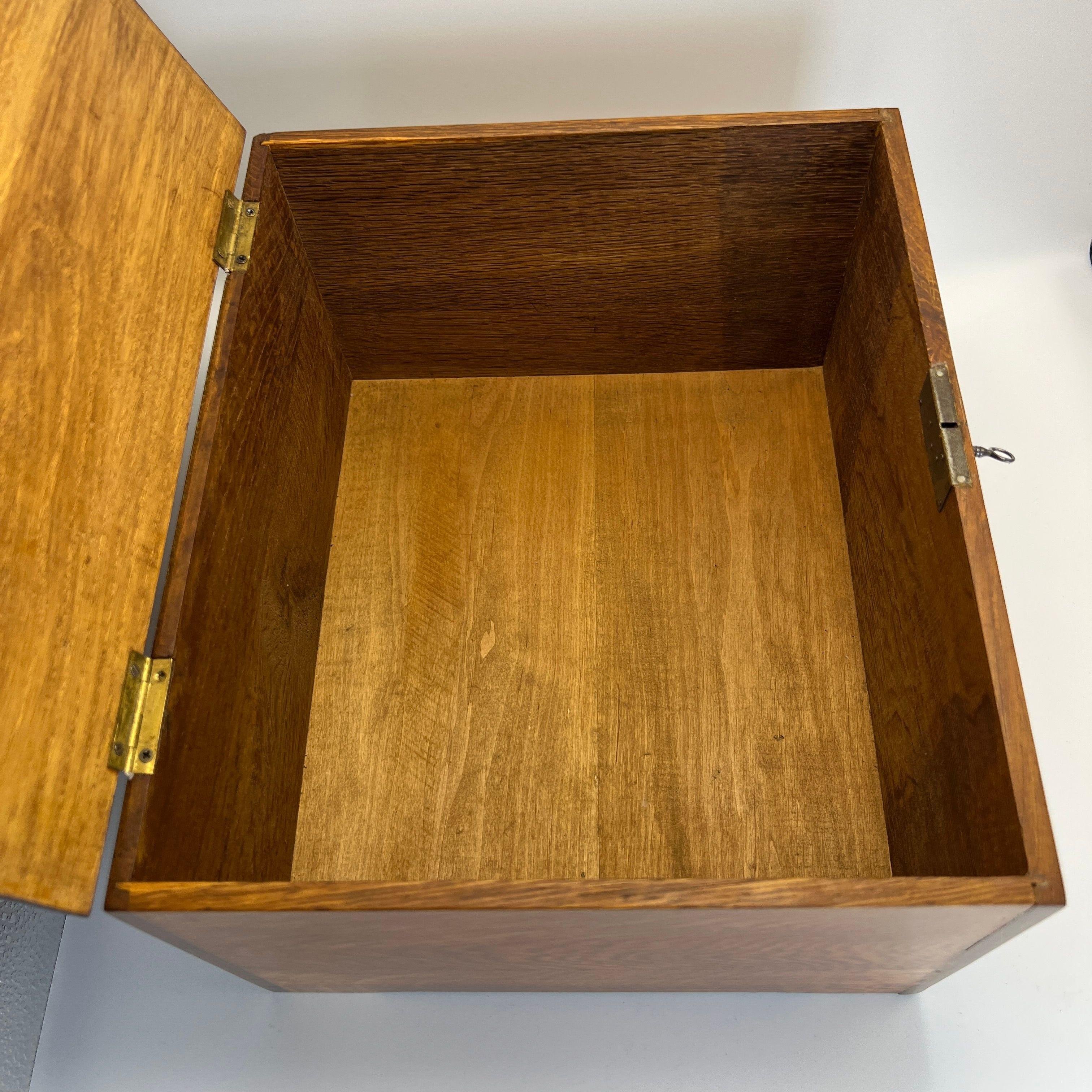 Boîte Jugendstil / Art Nouveau, Oak Oak massif, partiellement ébonisé, Autriche, vers 1900 en vente 9