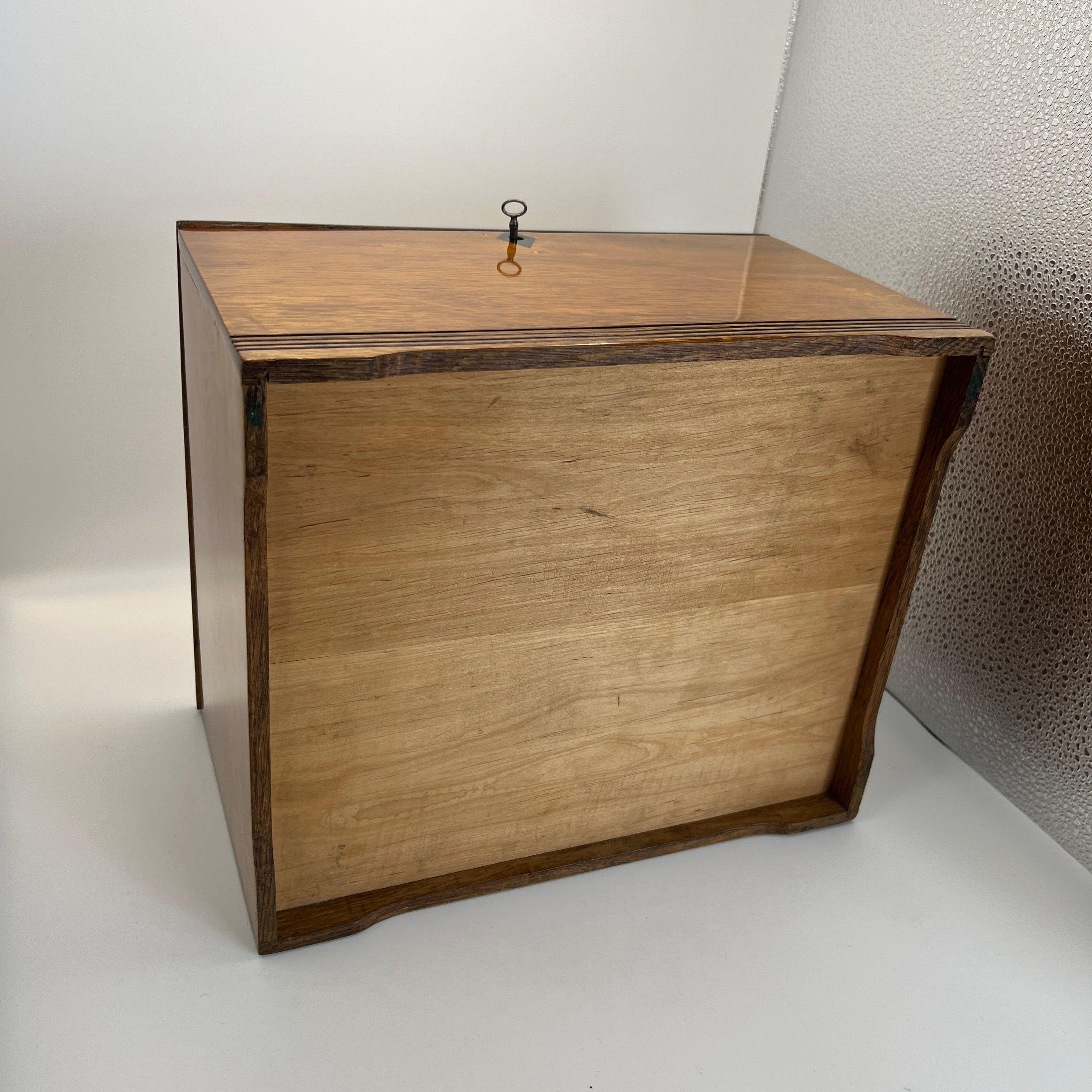 Boîte Jugendstil / Art Nouveau, Oak Oak massif, partiellement ébonisé, Autriche, vers 1900 en vente 10