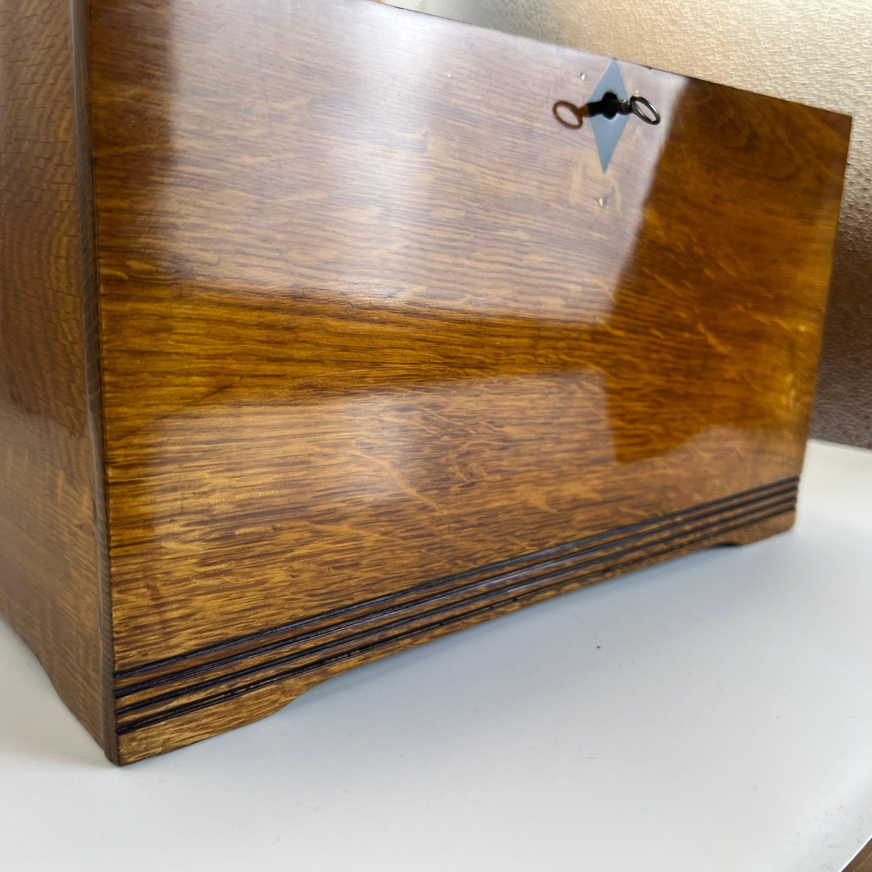 Sculpté à la main Boîte Jugendstil / Art Nouveau, Oak Oak massif, partiellement ébonisé, Autriche, vers 1900 en vente