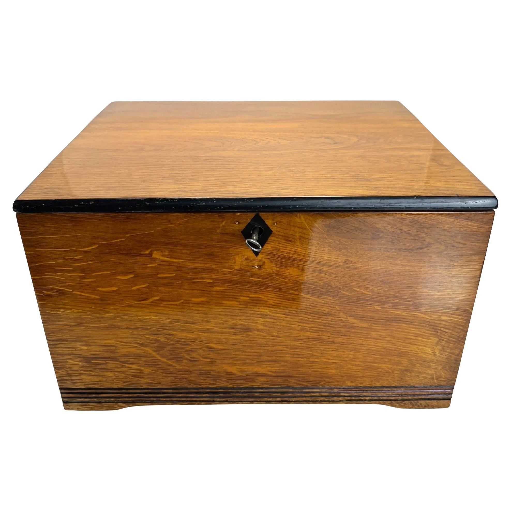 Boîte Jugendstil / Art Nouveau, Oak Oak massif, partiellement ébonisé, Autriche, vers 1900