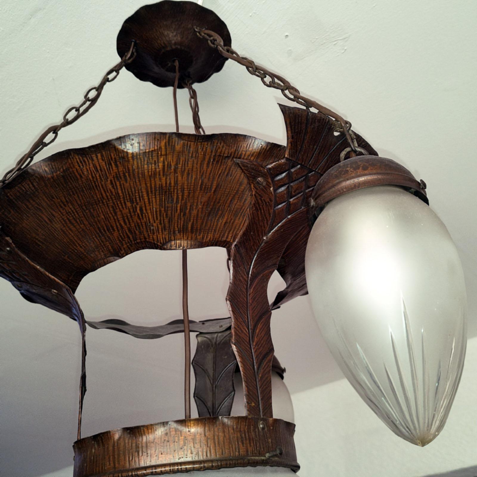 Plafonnier Art Nouveau en cuivre et verre martelé, années 1910 en vente 2