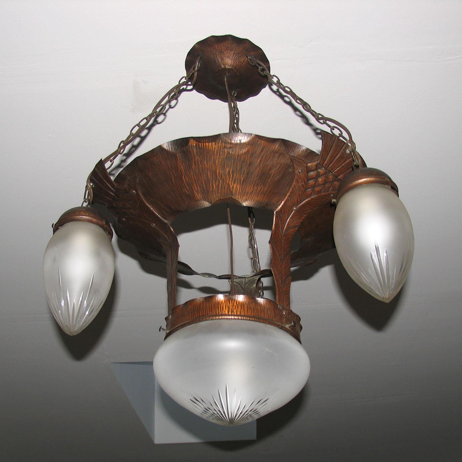 Martelé Plafonnier Art Nouveau en cuivre et verre martelé, années 1910 en vente