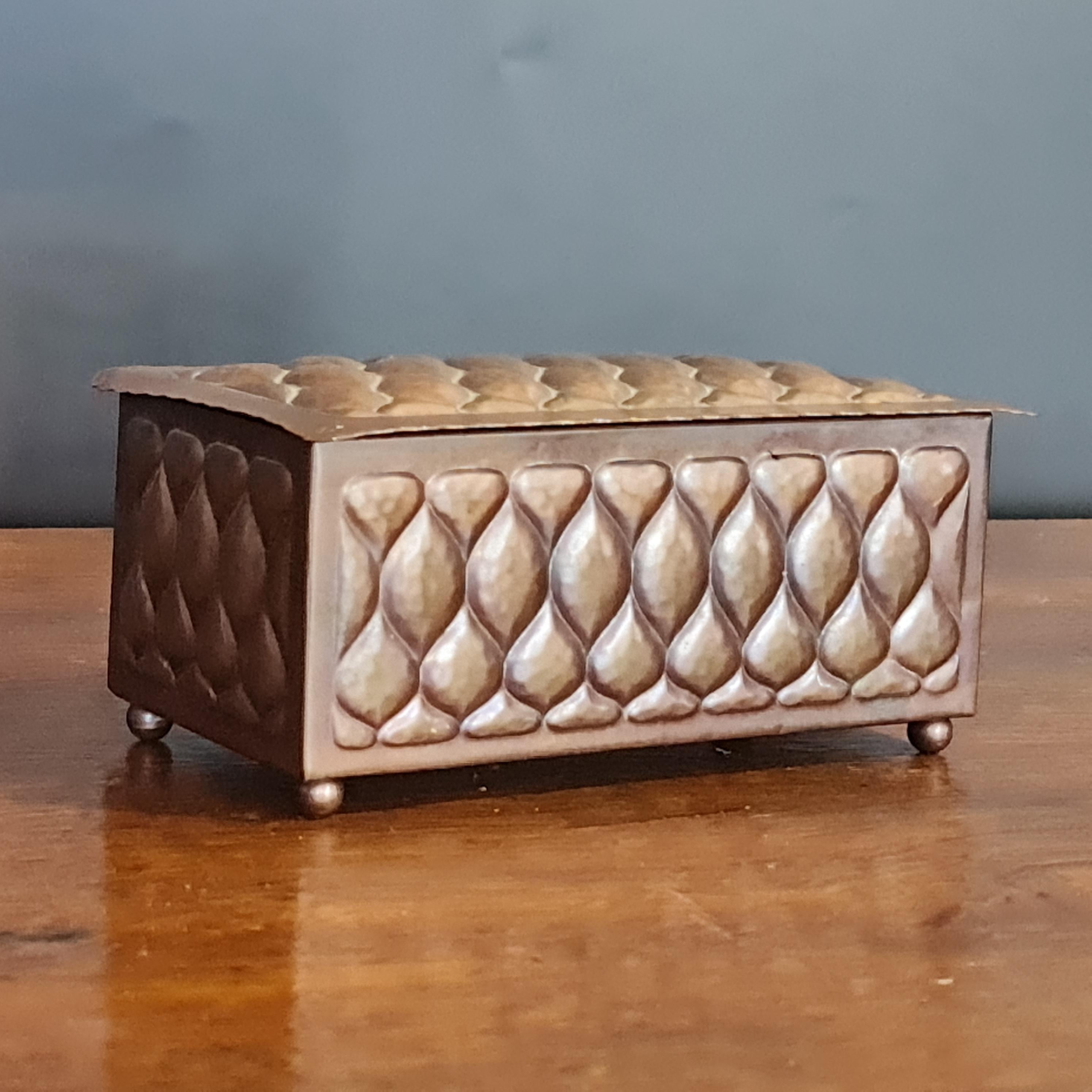 Caja de latón repujado de estilo Jugendstil o Arts & Crafts, con pátina oscura original y patas de bola.