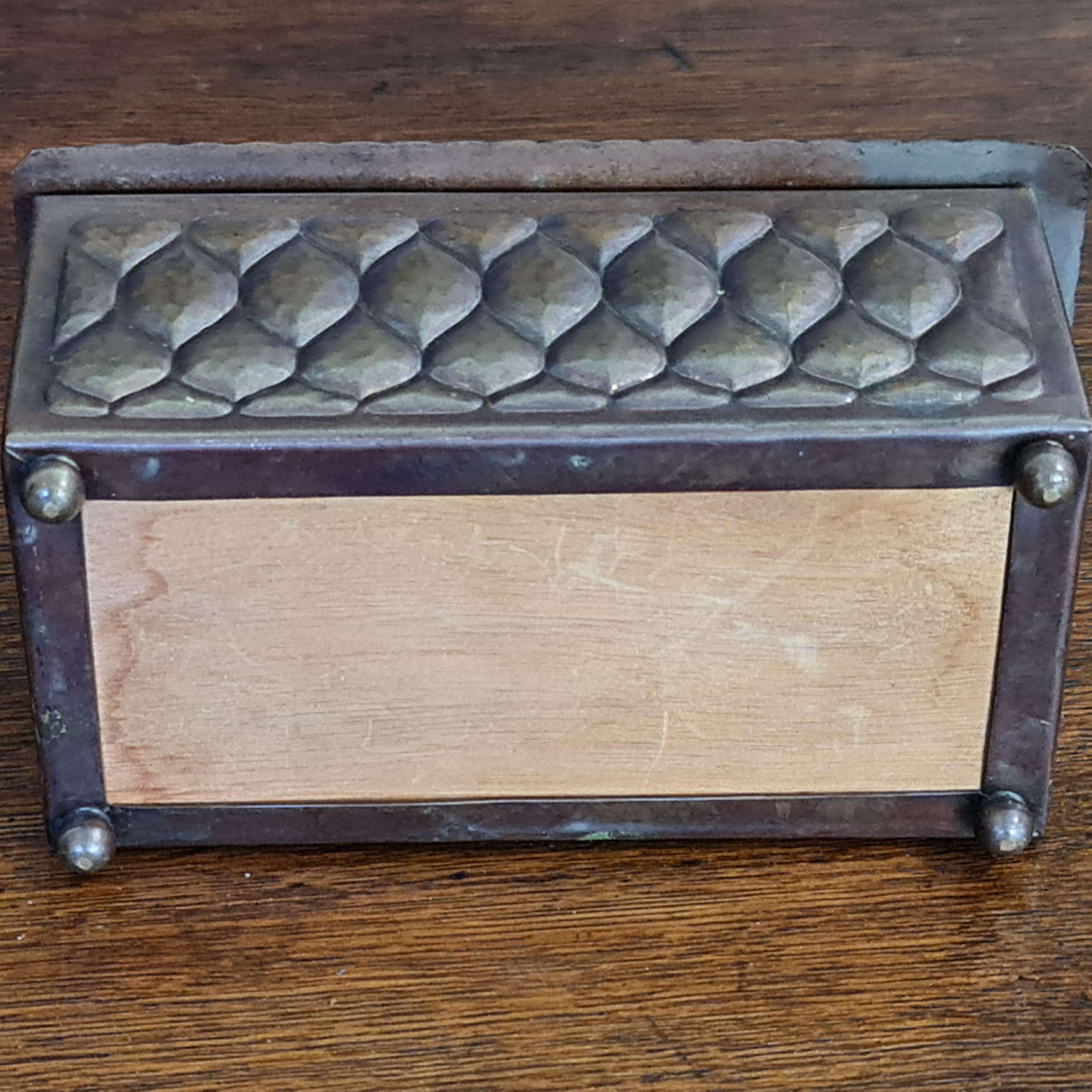 Latón patinado Jugendstil Arts & Crafts  caja siglo XX en venta