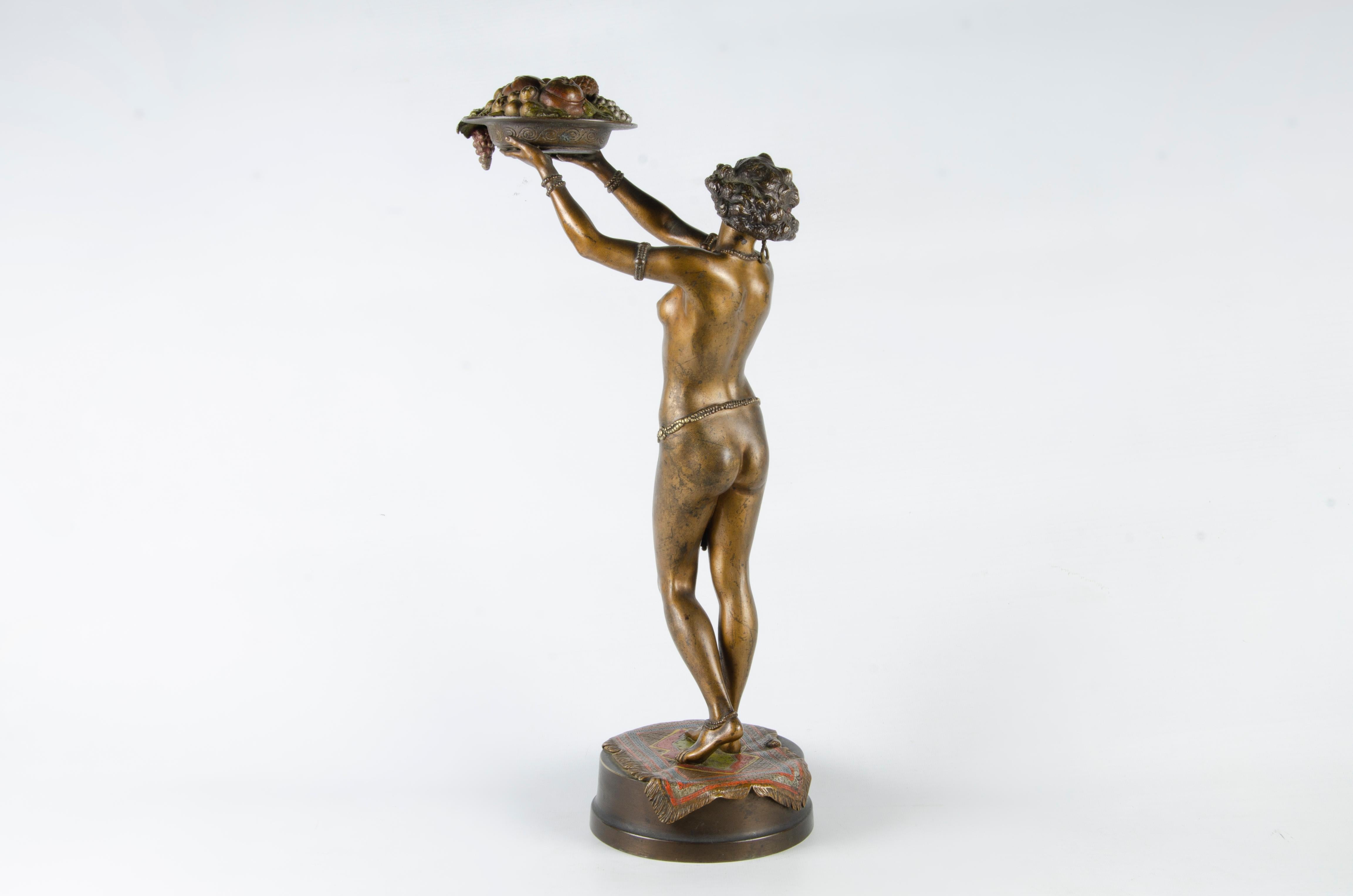 Calco Scultura Jugendstil austriaca in bronzo Donna orientale con ciotola di Franz Bergmann in vendita